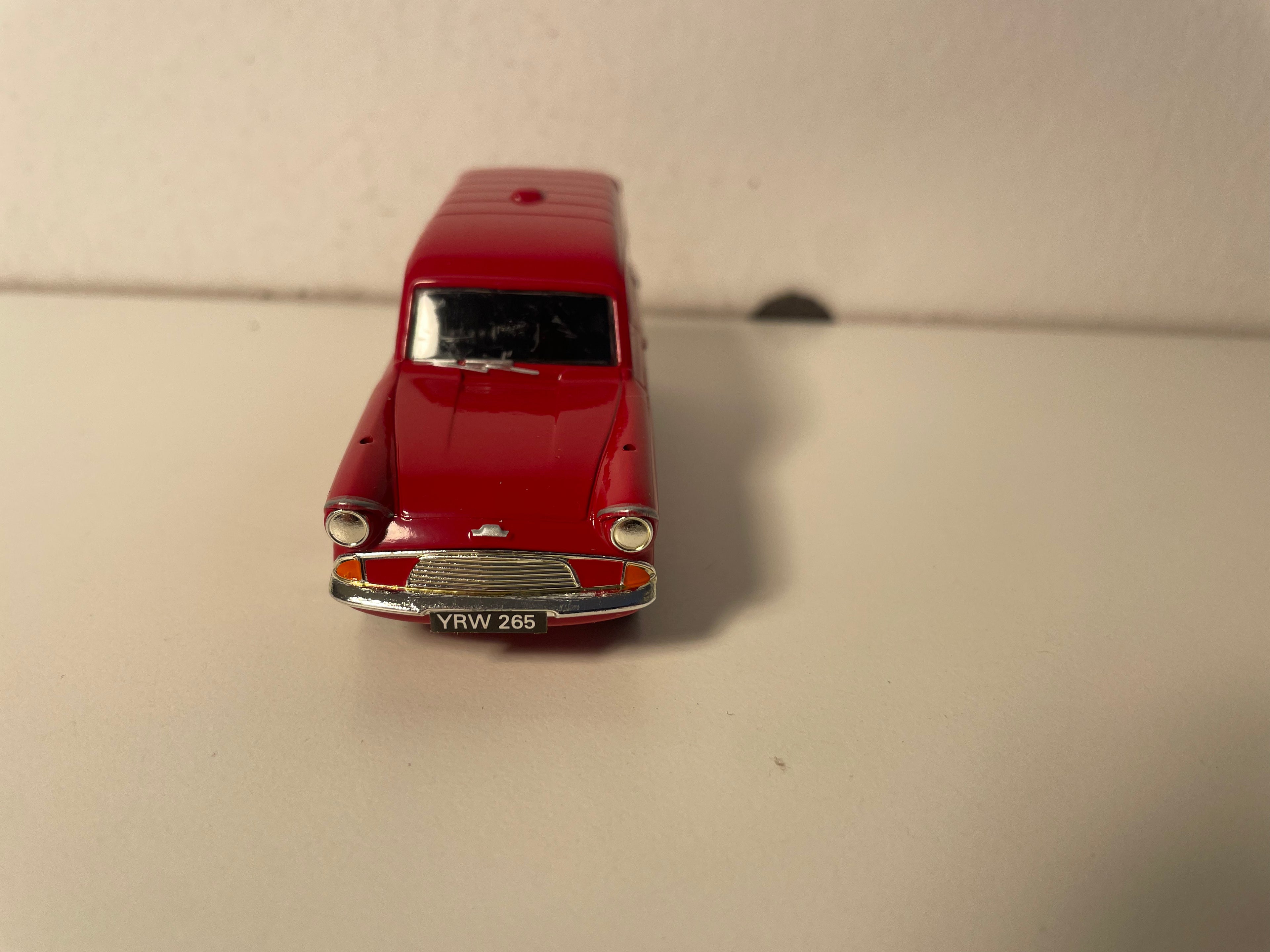 Furgão Ford Anglia Vermelho - Coleção Vanguards referência VA4000