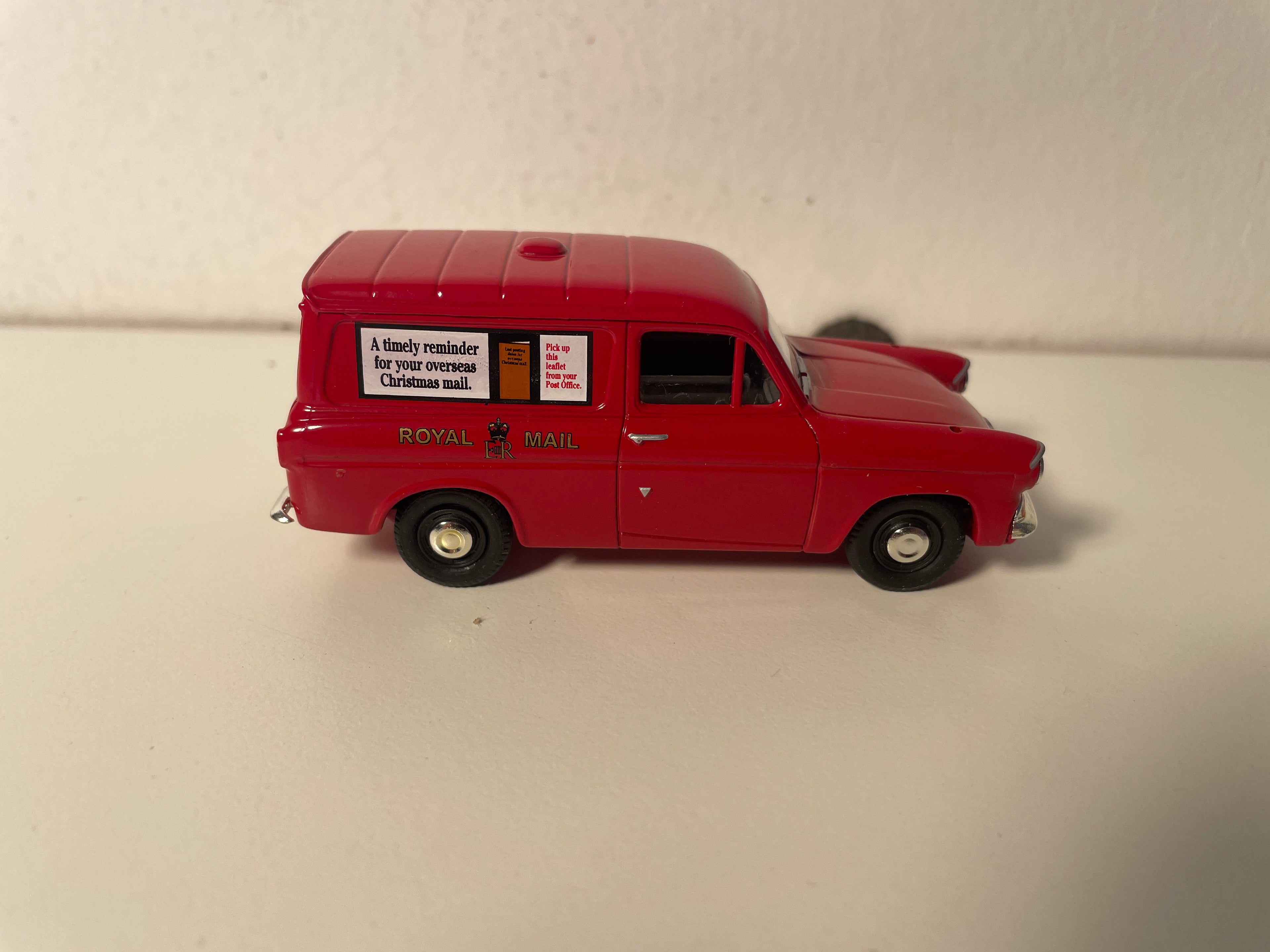 Furgão Ford Anglia Vermelho - Coleção Vanguards referência VA4000