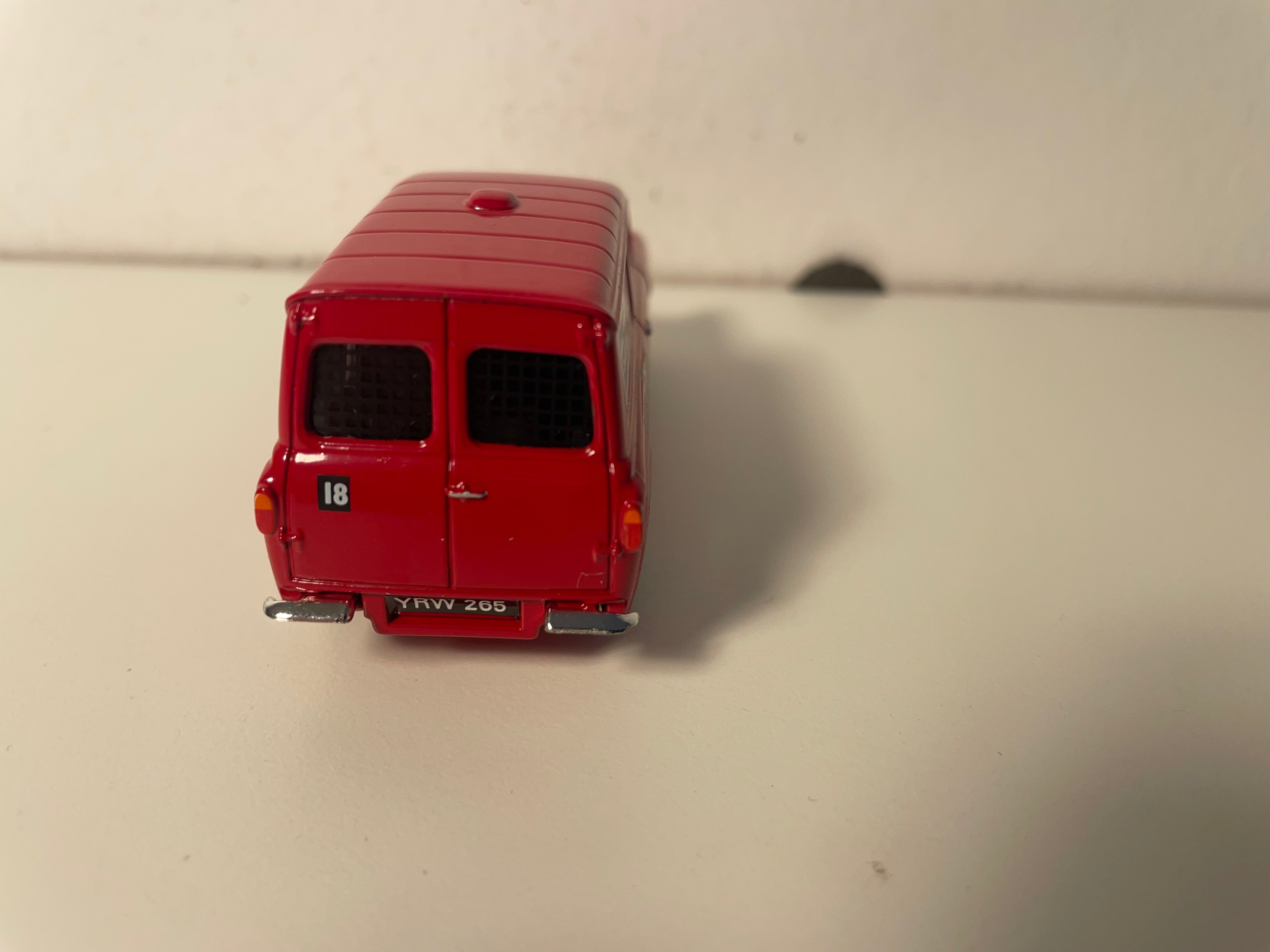 Furgão Ford Anglia Vermelho - Coleção Vanguards referência VA4000
