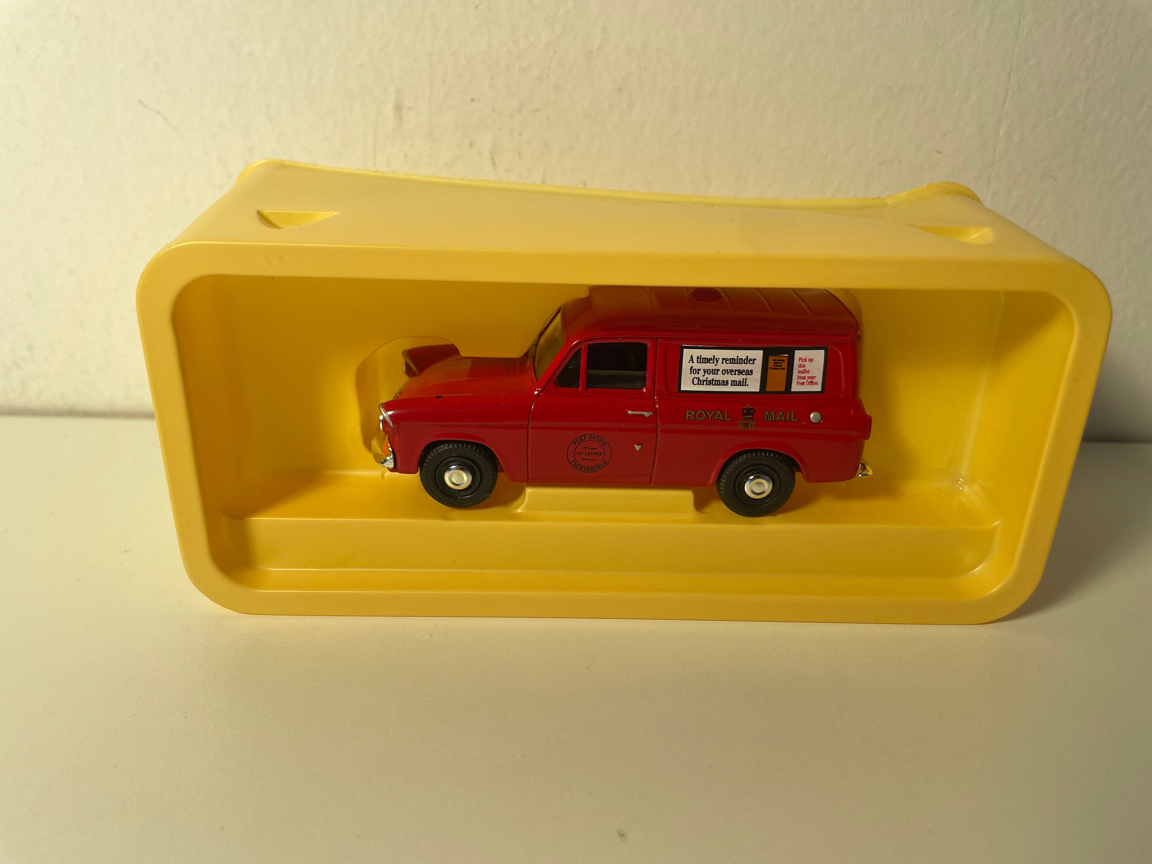 Furgão Ford Anglia Vermelho - Coleção Vanguards referência VA4000