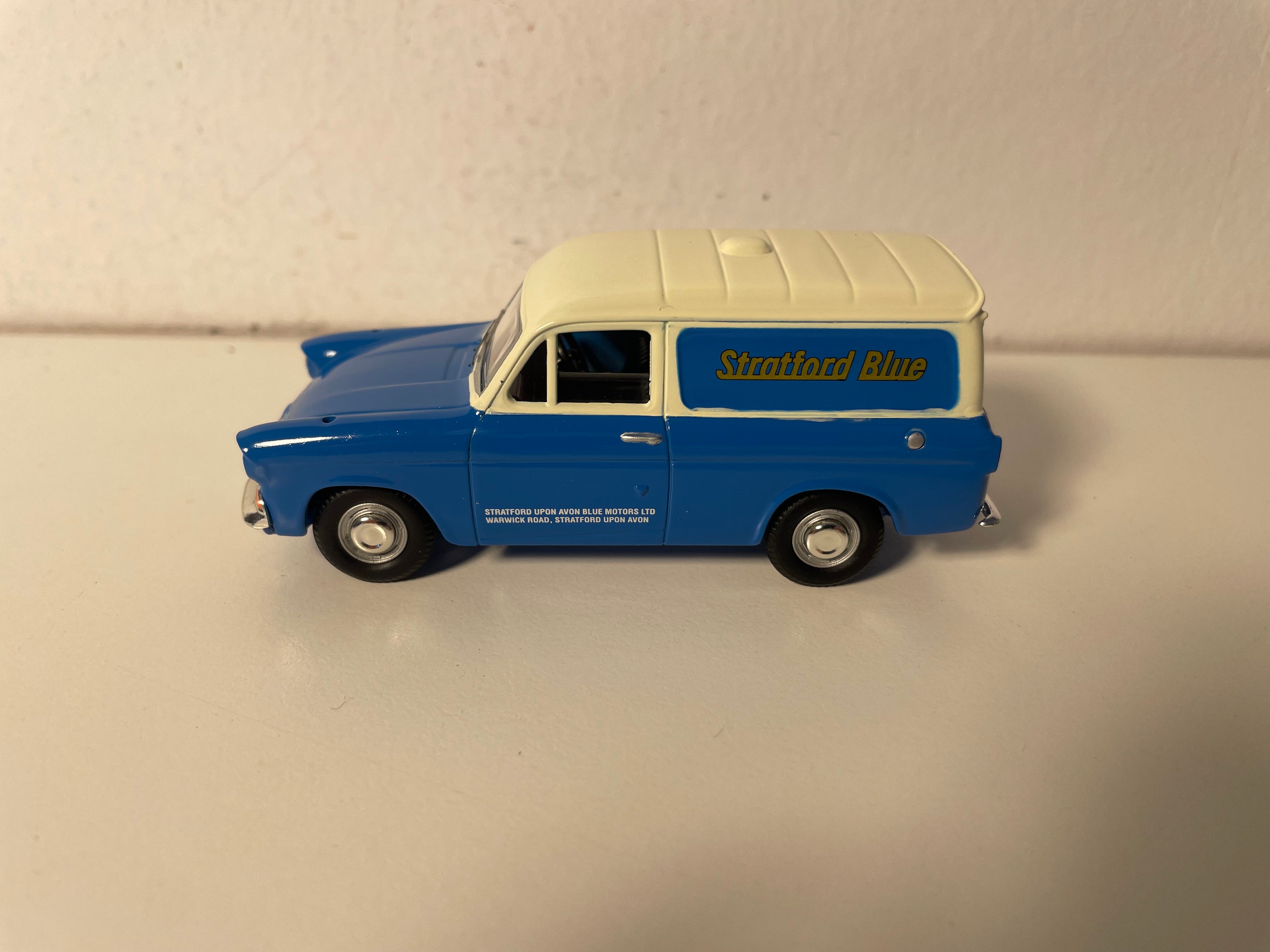 Furgão Ford Anglia azul e branco - referência Vanguards VA00414