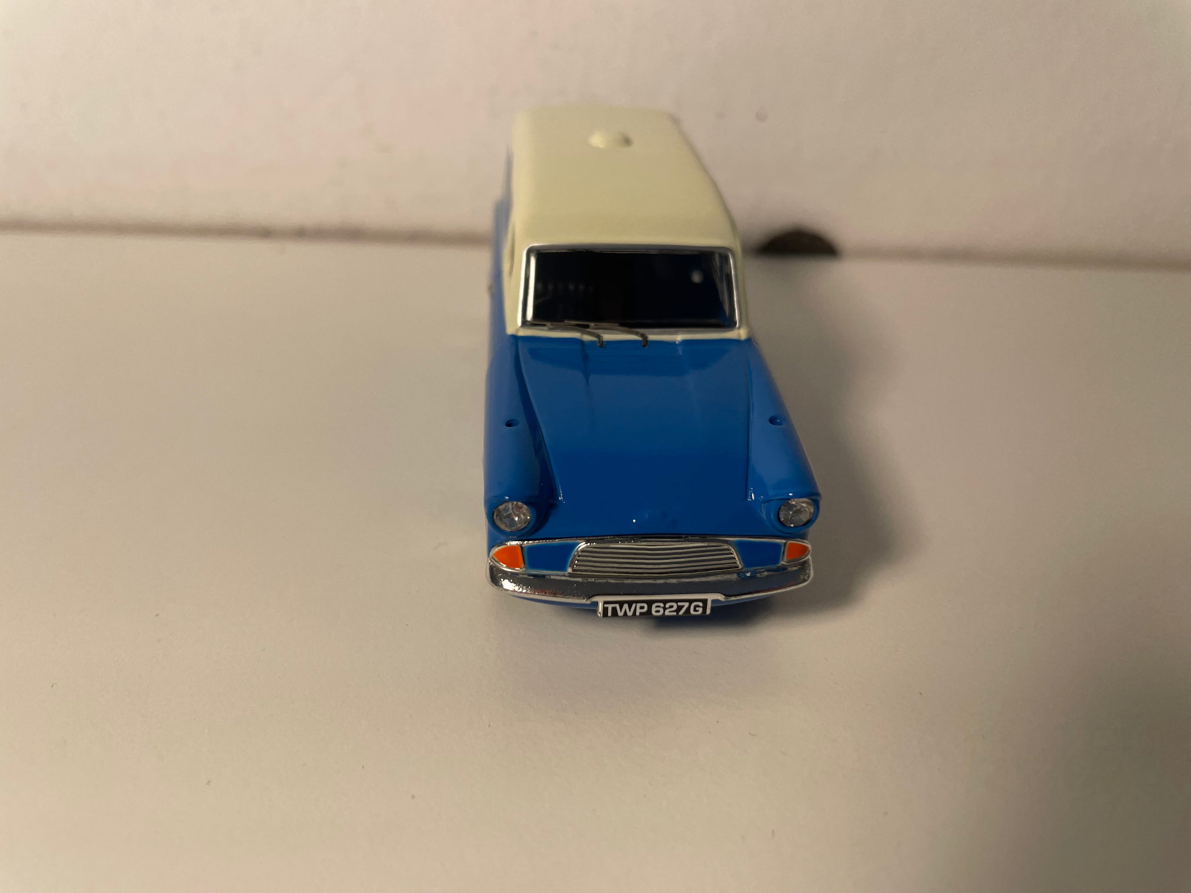 Furgão Ford Anglia azul e branco - referência Vanguards VA00414