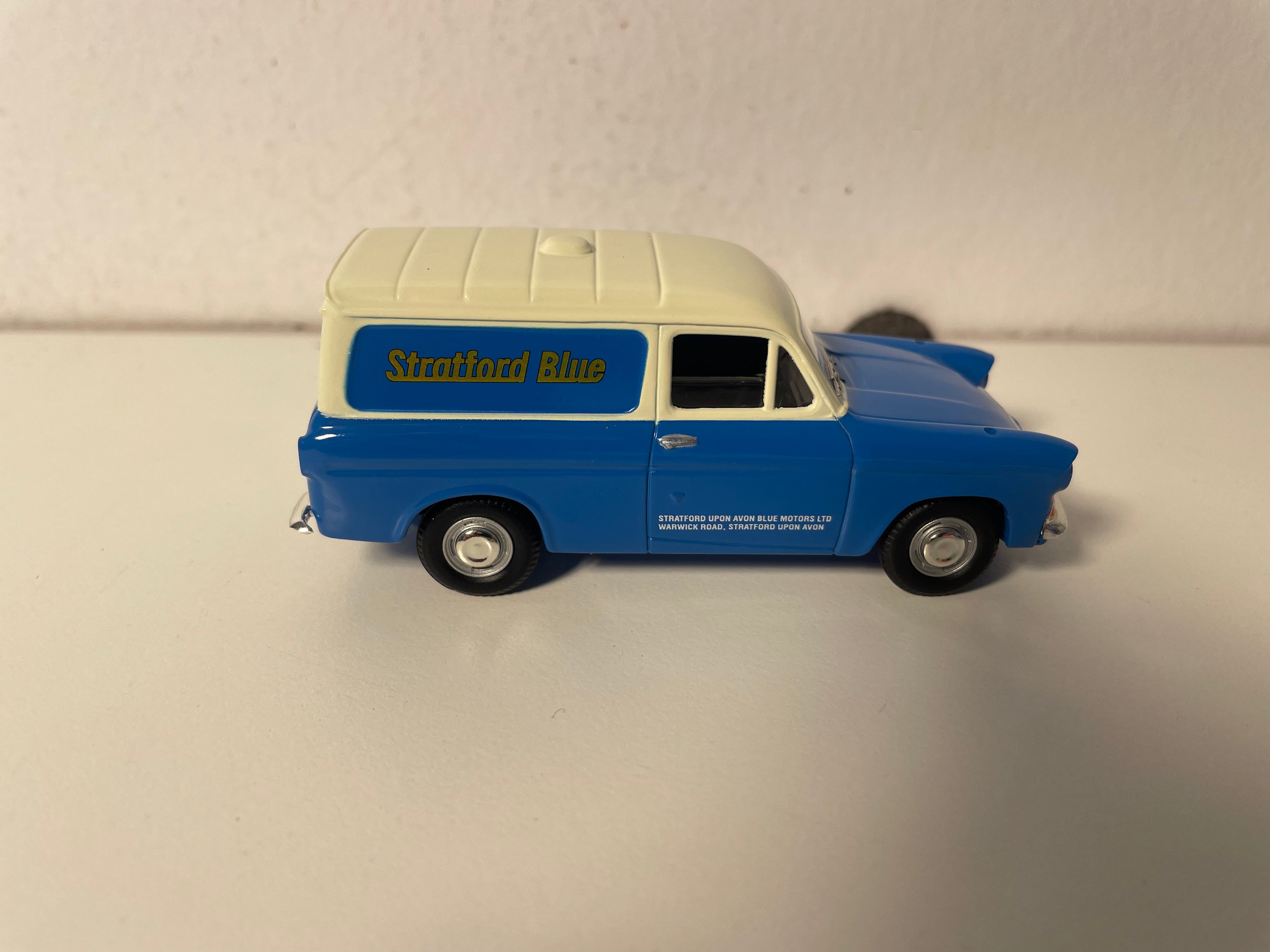 Furgão Ford Anglia azul e branco - referência Vanguards VA00414