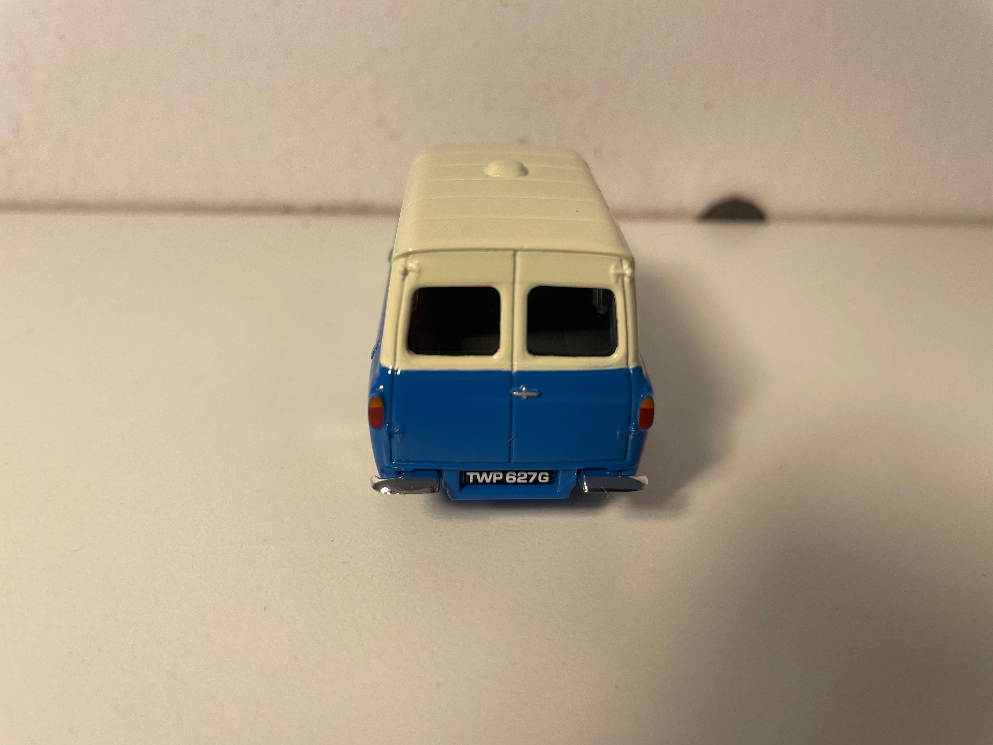 Furgão Ford Anglia azul e branco - referência Vanguards VA00414