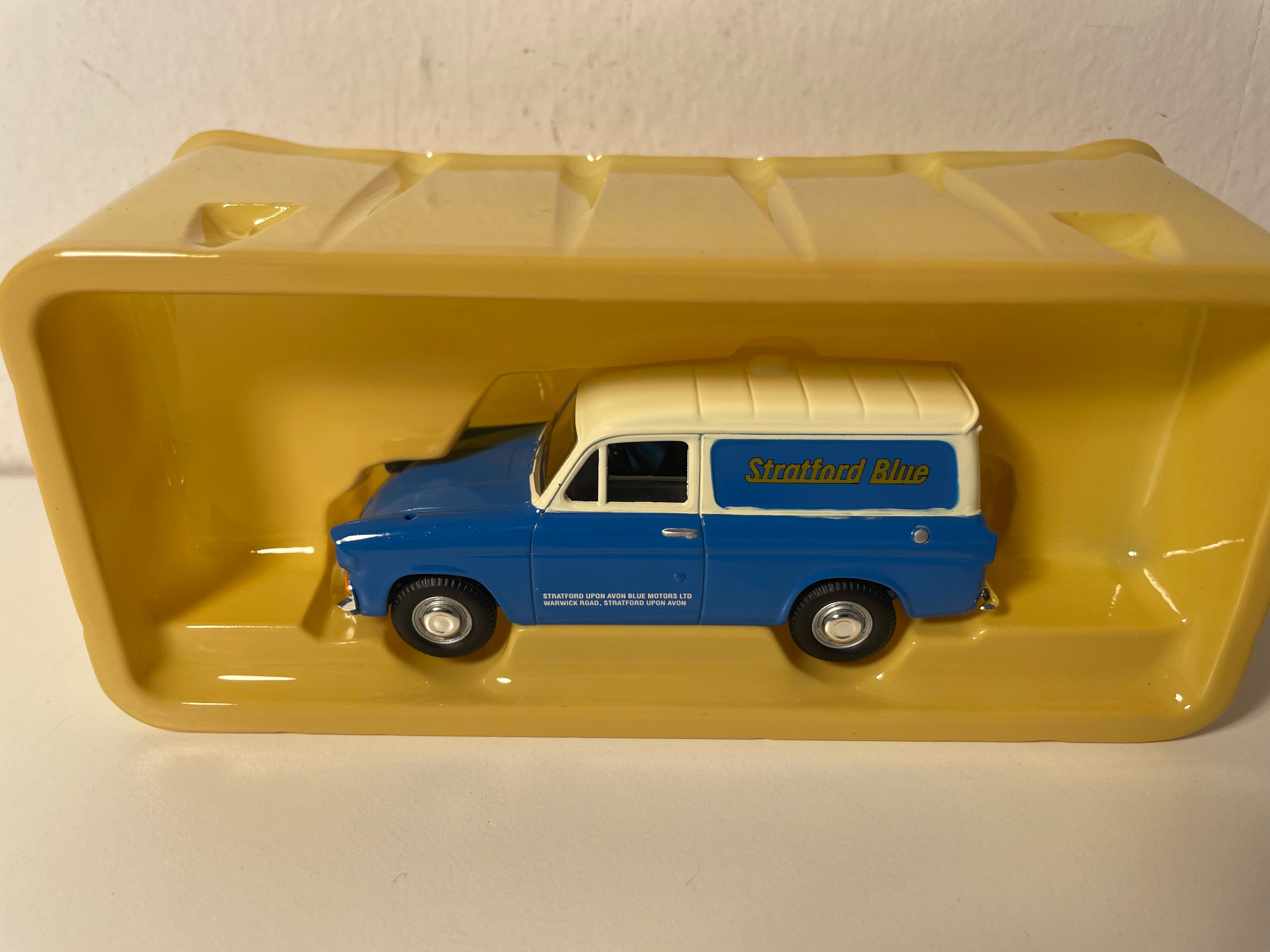 Furgão Ford Anglia azul e branco - referência Vanguards VA00414