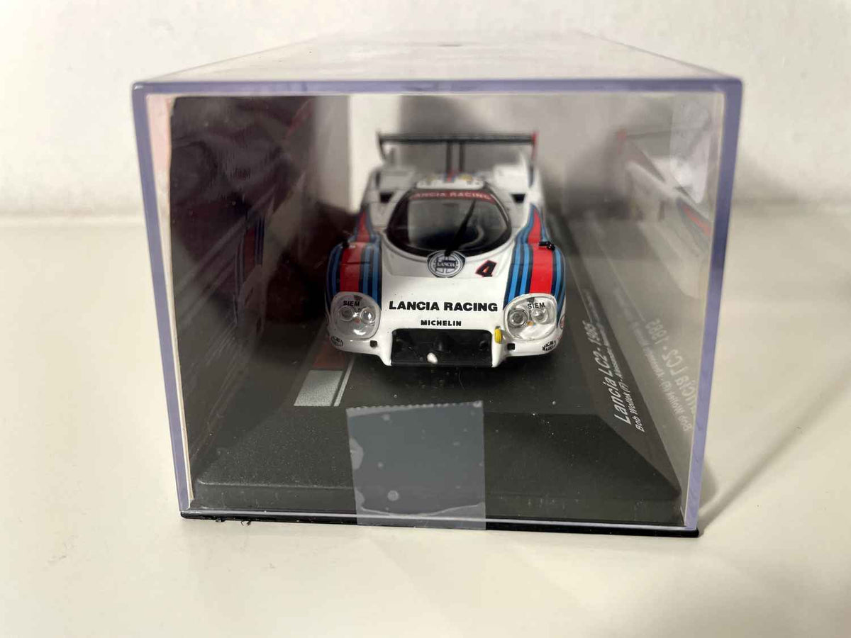 Lancia LC2 número 4 branco, azul e vermelho (24 Horas de Le Mans de 1985)