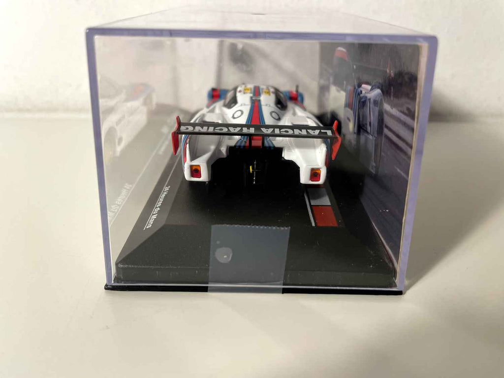 Lancia LC2 número 4 branco, azul e vermelho (24 Horas de Le Mans de 1985)