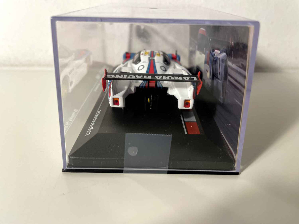 Lancia LC2 número 4 branco, azul e vermelho (24 Horas de Le Mans de 1985)