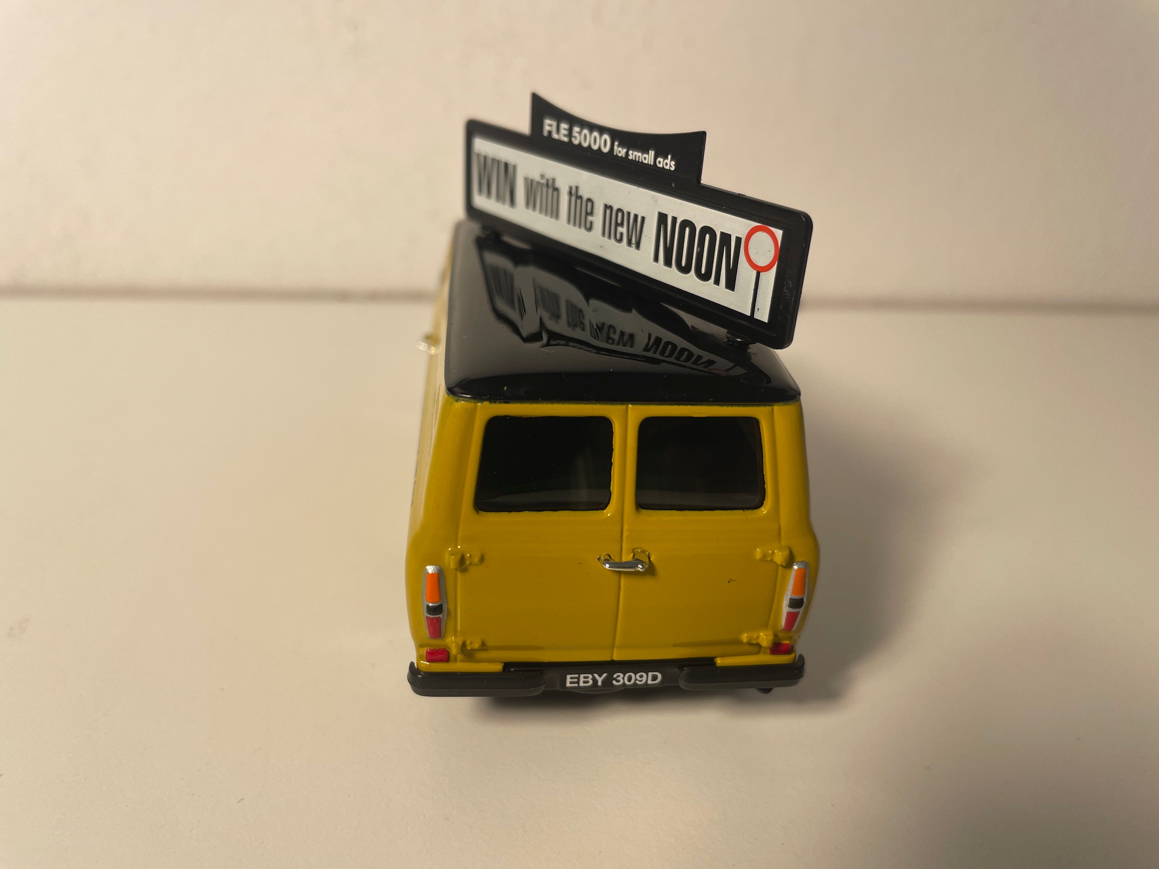 Ford Transit MKI Preto e Amarelo Van - Referência Vanguards VA06601