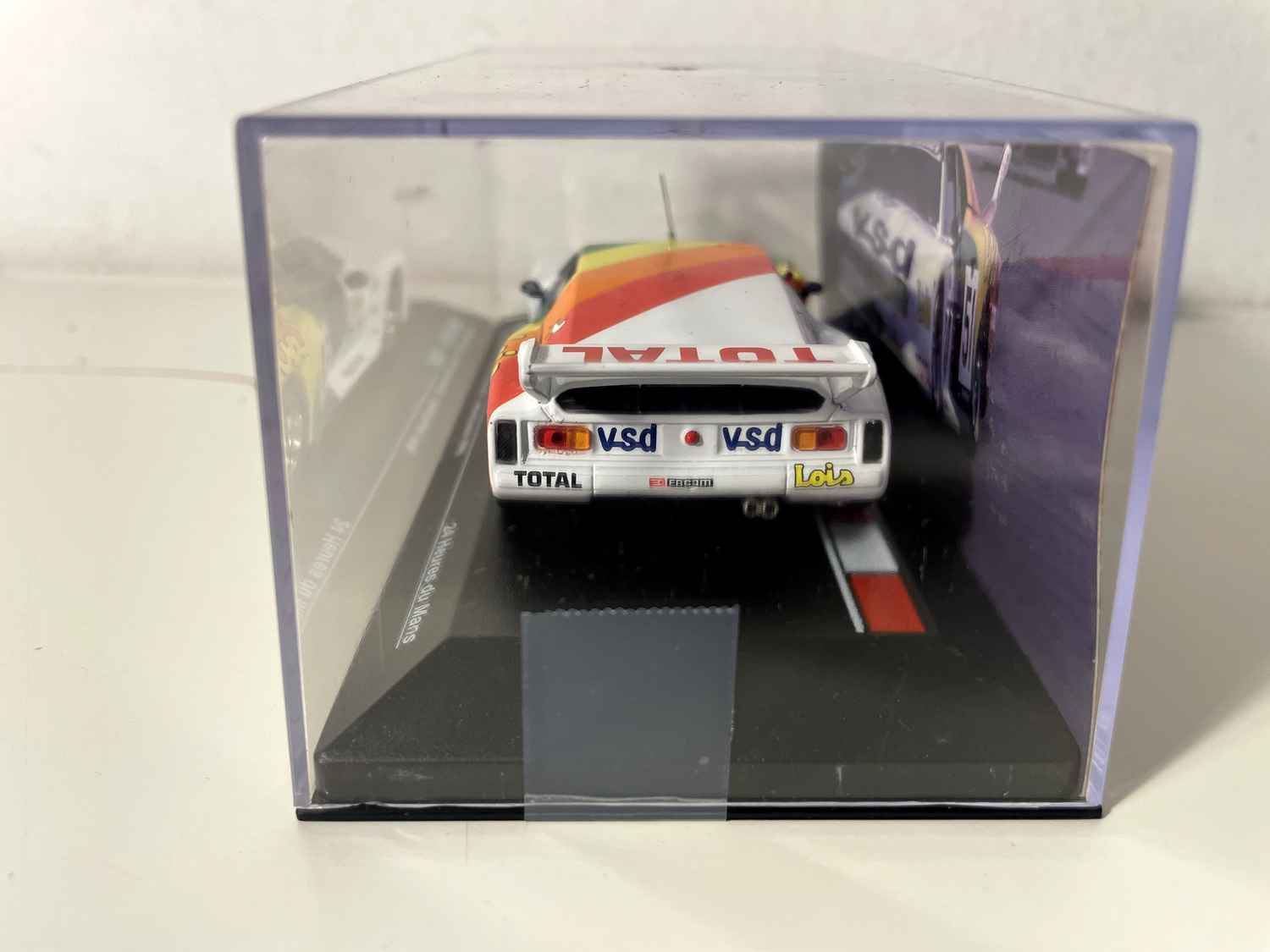 BMW M1 biała, zielona, żółta, pomarańczowa i czerwona numer 51 - 24 godziny Le Mans 1981