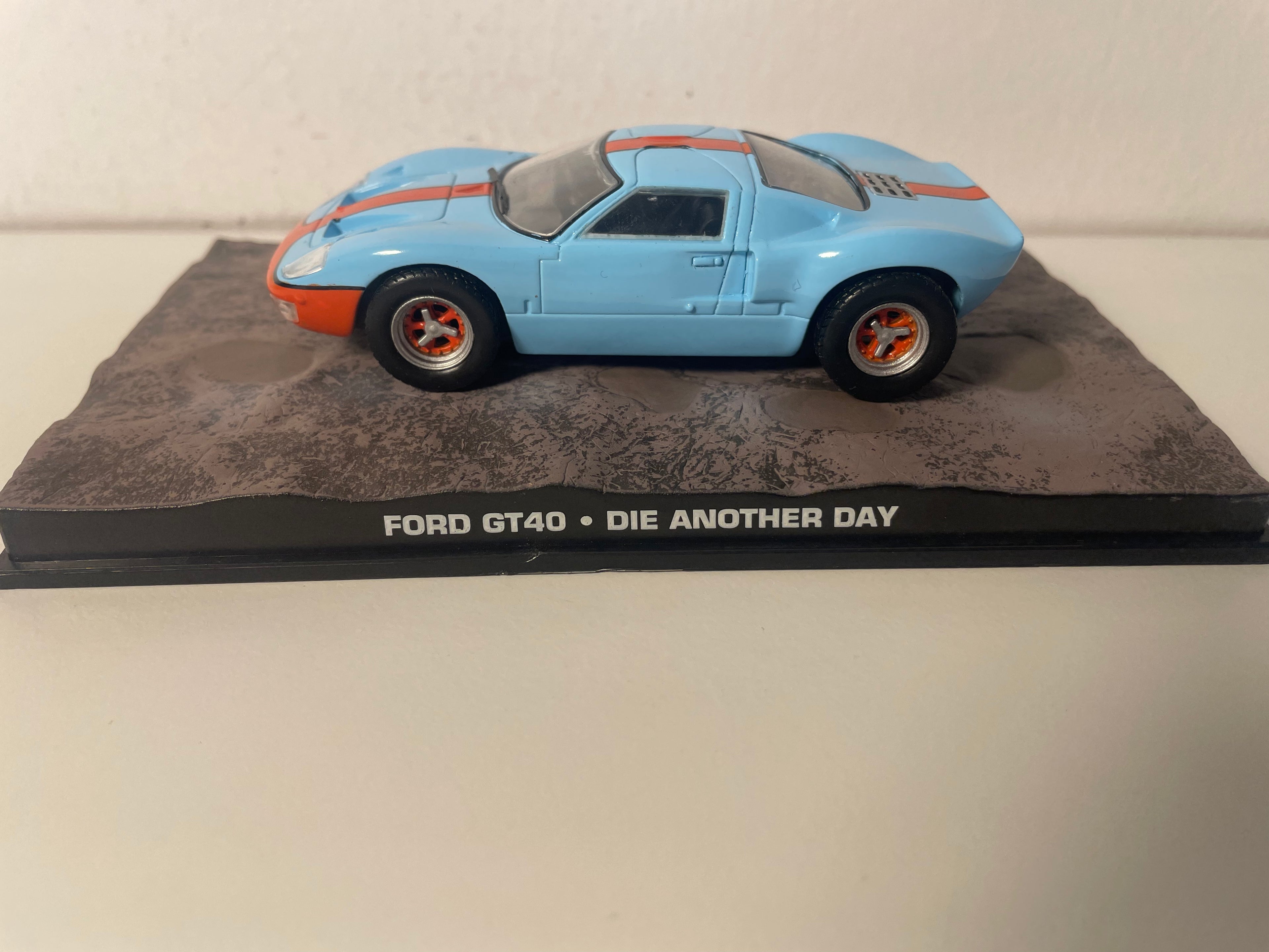 Ford GT 40 an der GULF-Lackéierung (blo an orange) - JAMES BOND - En aneren Dag stierwen