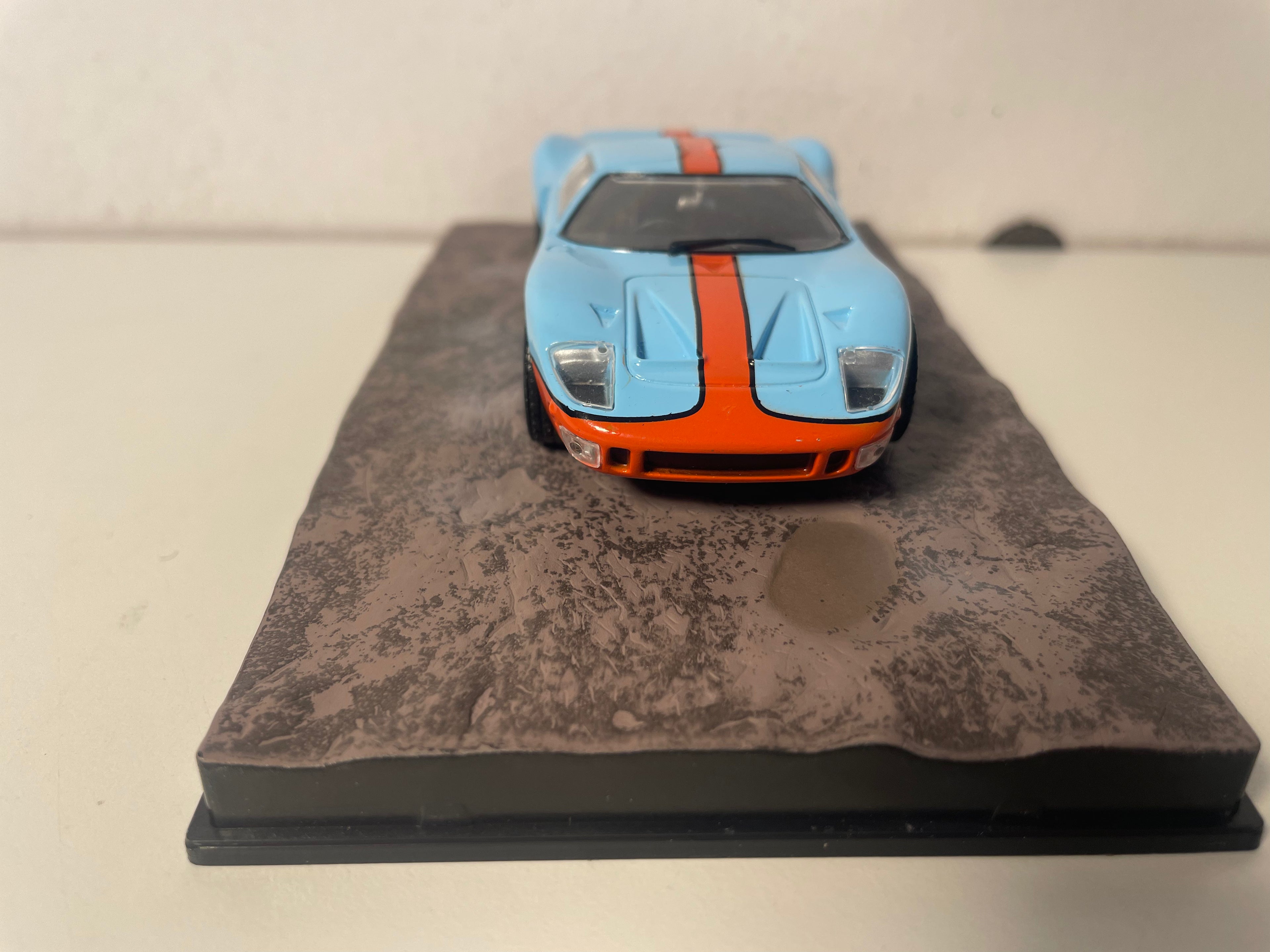 Ford GT 40 an der GULF-Lackéierung (blo an orange) - JAMES BOND - En aneren Dag stierwen