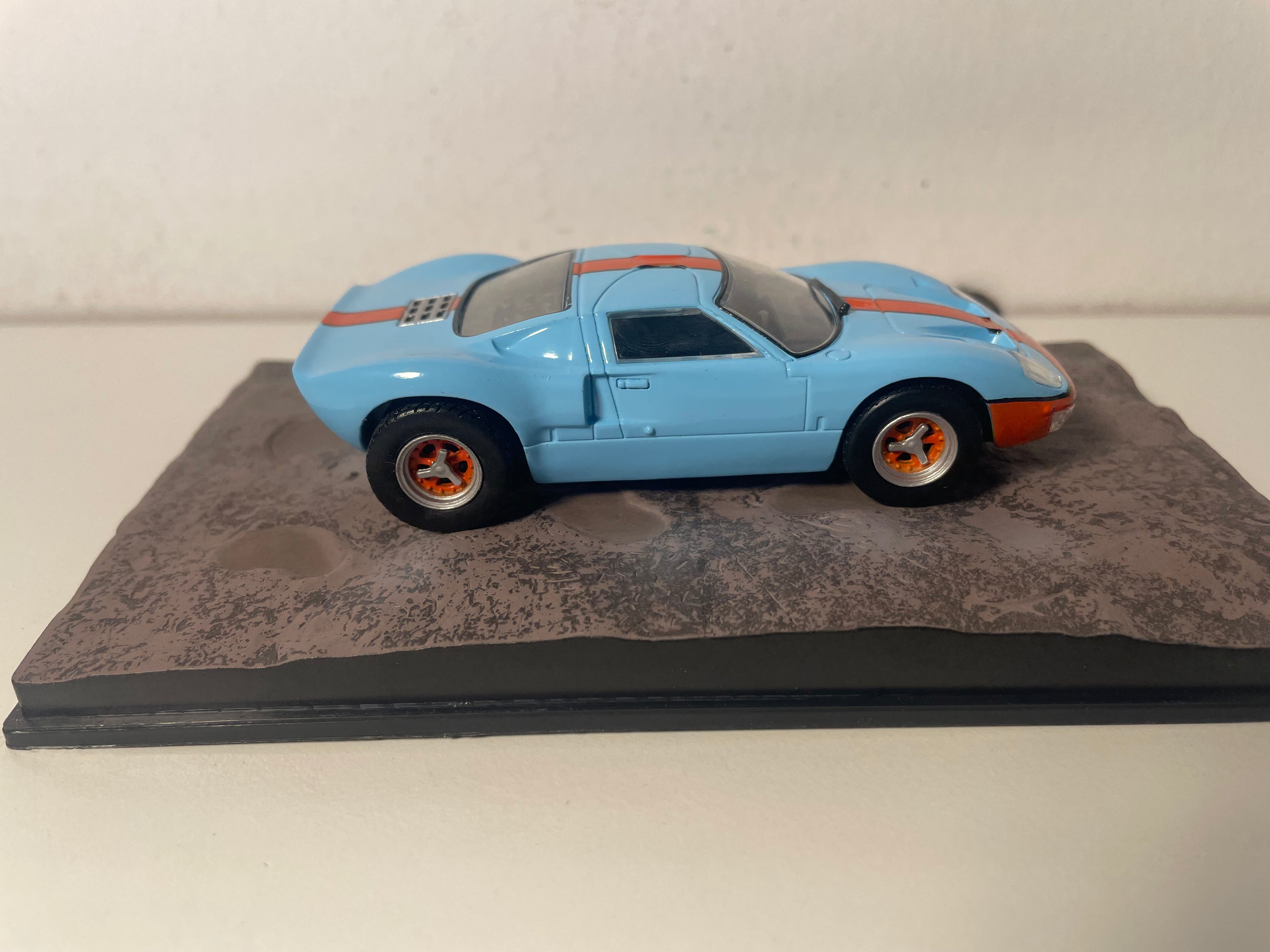 Ford GT 40 an der GULF-Lackéierung (blo an orange) - JAMES BOND - En aneren Dag stierwen