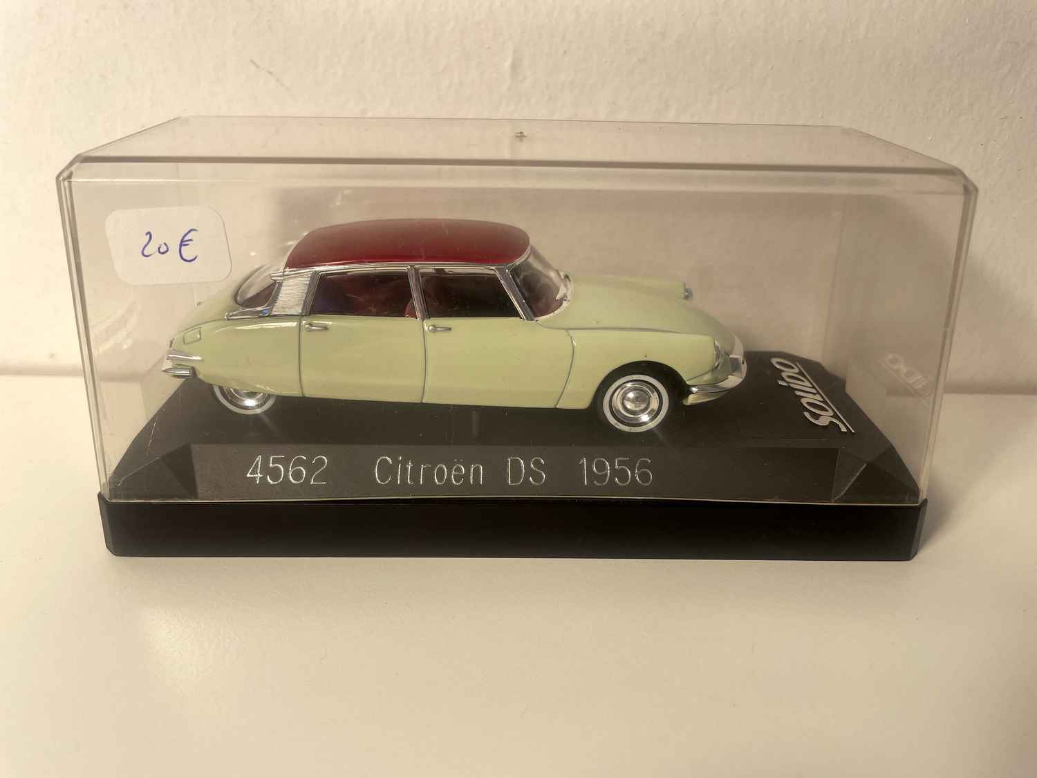 Citroën DS hellgréng a bordeaux Däischter vu 1956 - Solido Referenz 4562