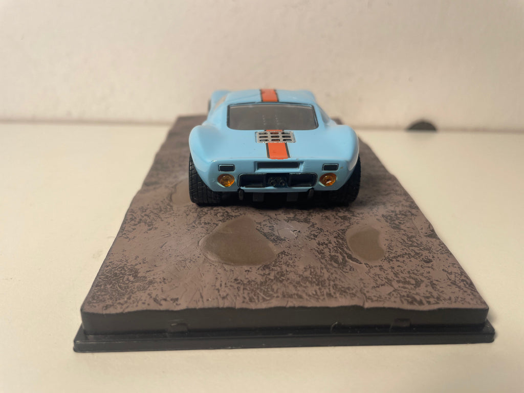 Ford GT 40 com pintura GULF (azul e laranja) - JAMES BOND - Die Another Day