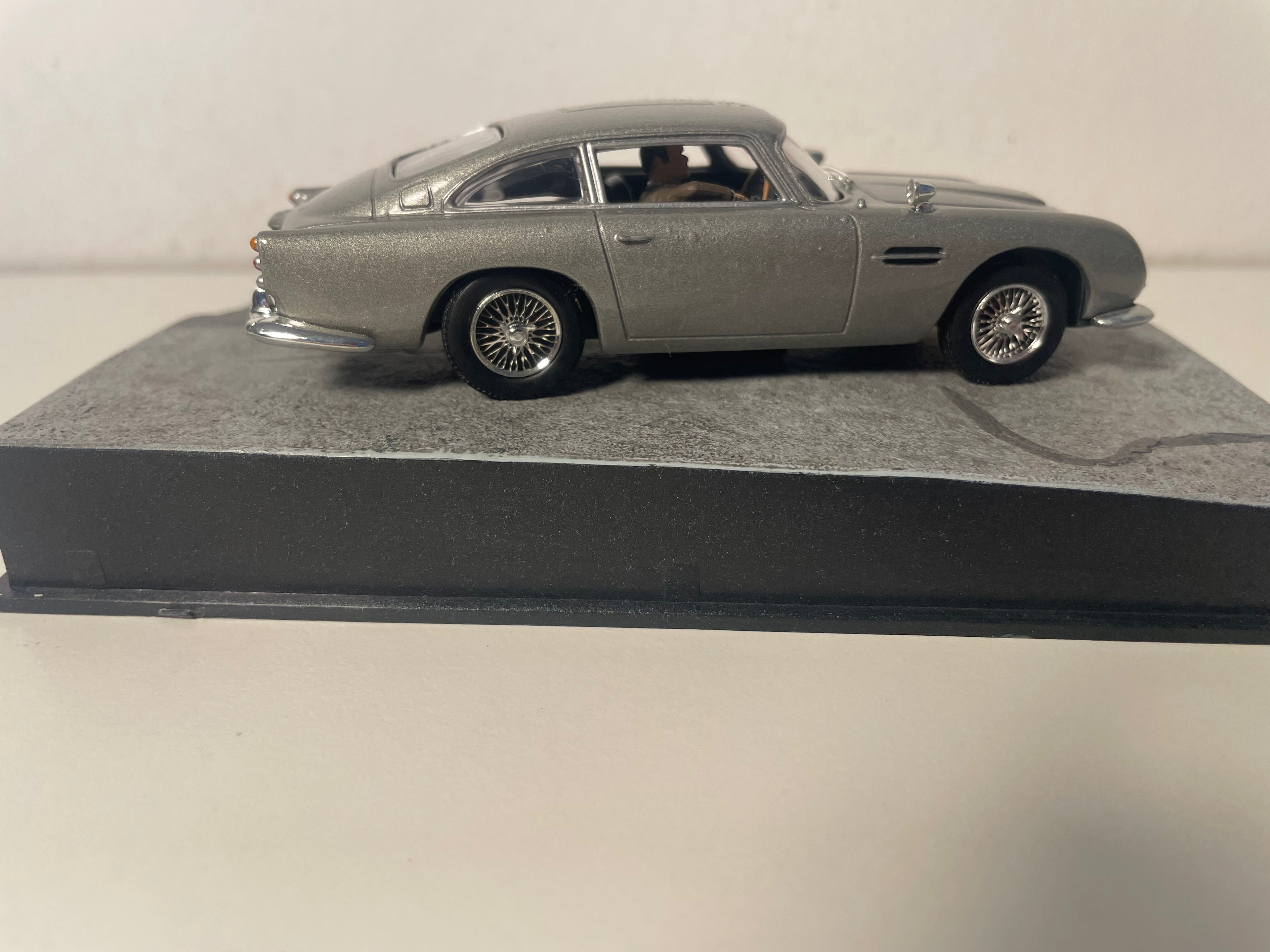 Aston Martin DB5 grigia - JAMES BOND - GOLDFINGER