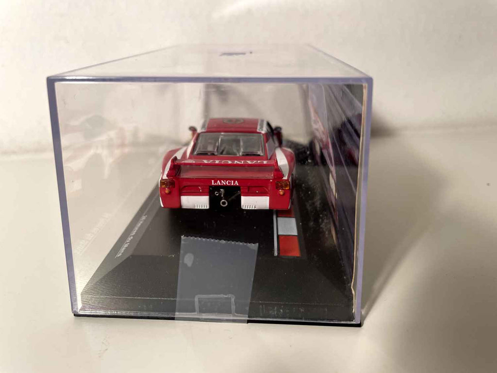 Lancia Beta rood en wit nummer 51 - 24 Uur van Le Mans