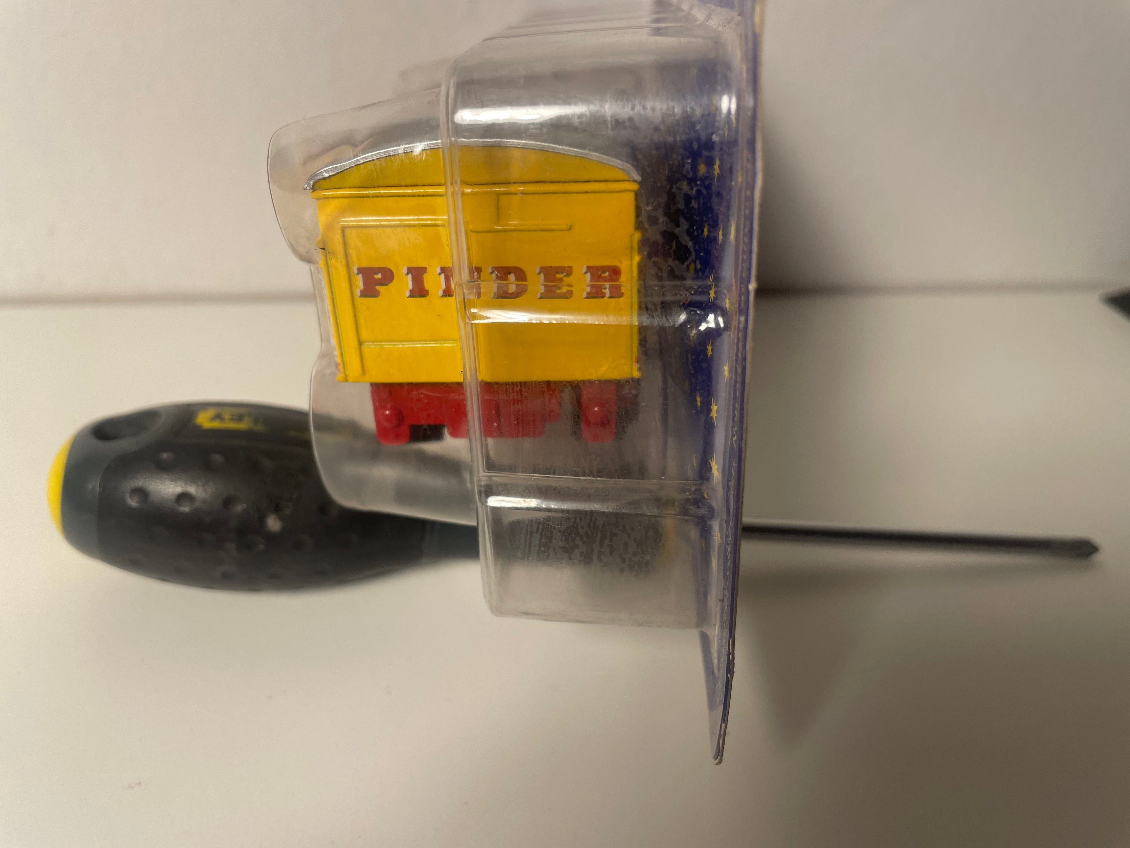 Simca Cargo jaune et rouge - camion TIGRES de chez PINDER