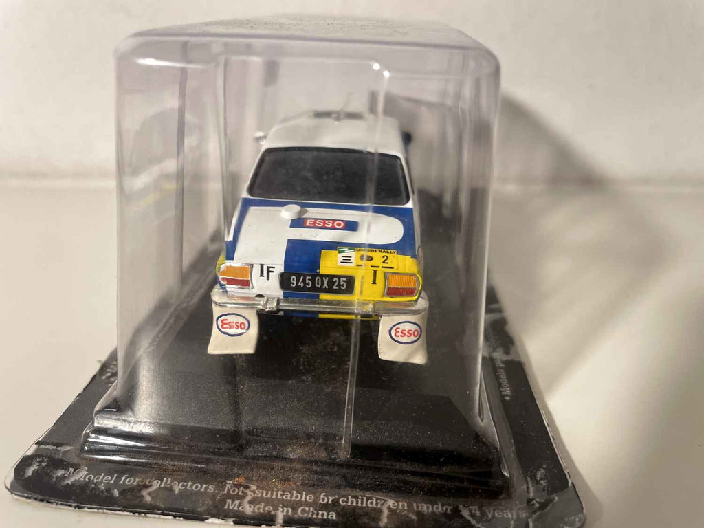 Peugeot 504 biały i niebieski numer 2 - rajd safari z 1976 roku
