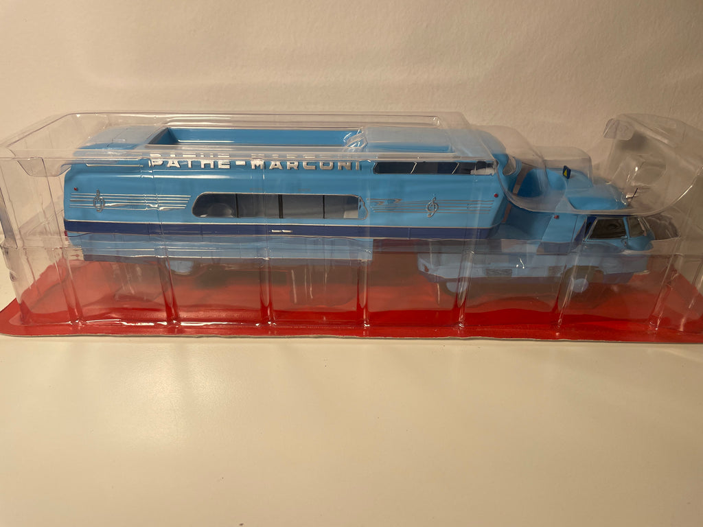 Camion Panhard "Titan" bleu avec publicité sur la radio PATHE-MARCONI