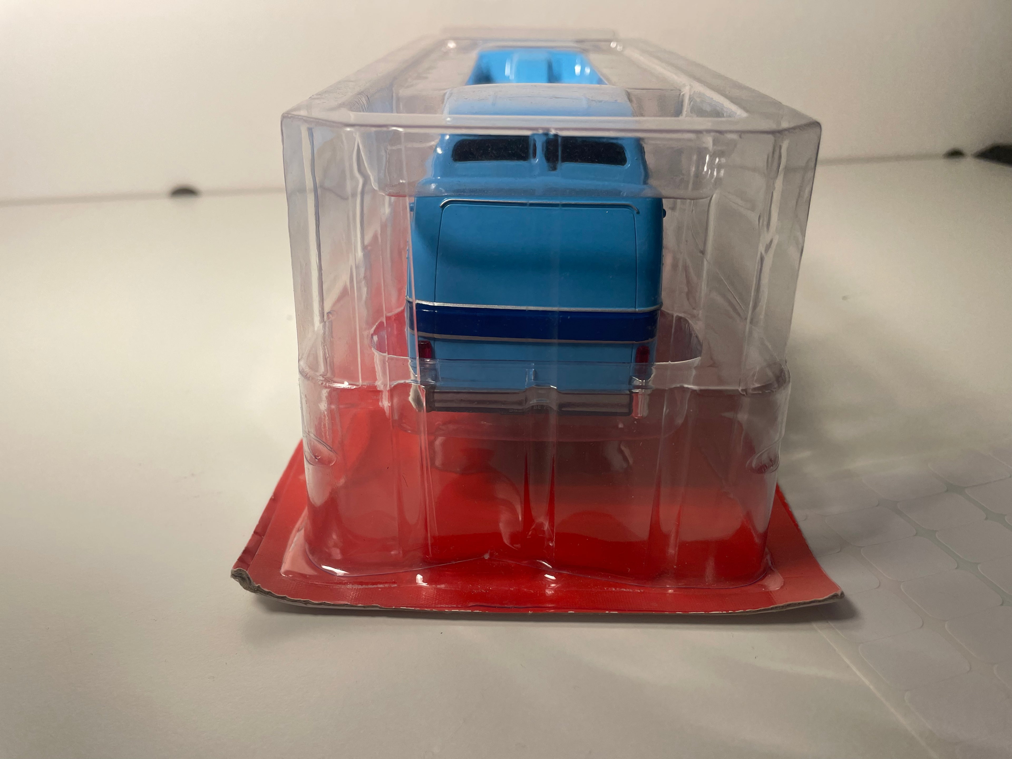 Camion Panhard "Titan" bleu avec publicité sur la radio PATHE-MARCONI