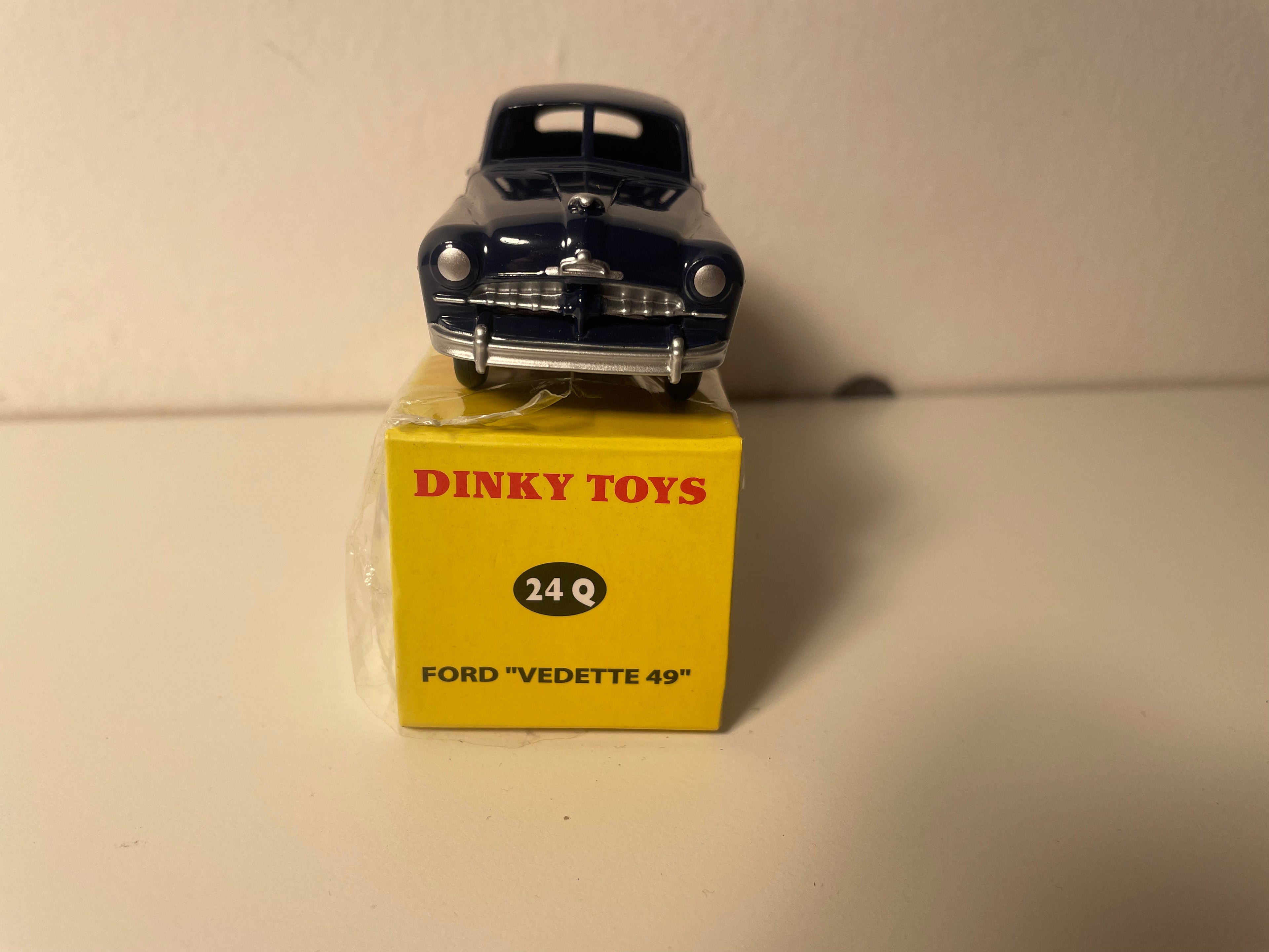 Ciemnoniebieski Ford Vedette 49 Dinky-Toys (Editions Atlas)