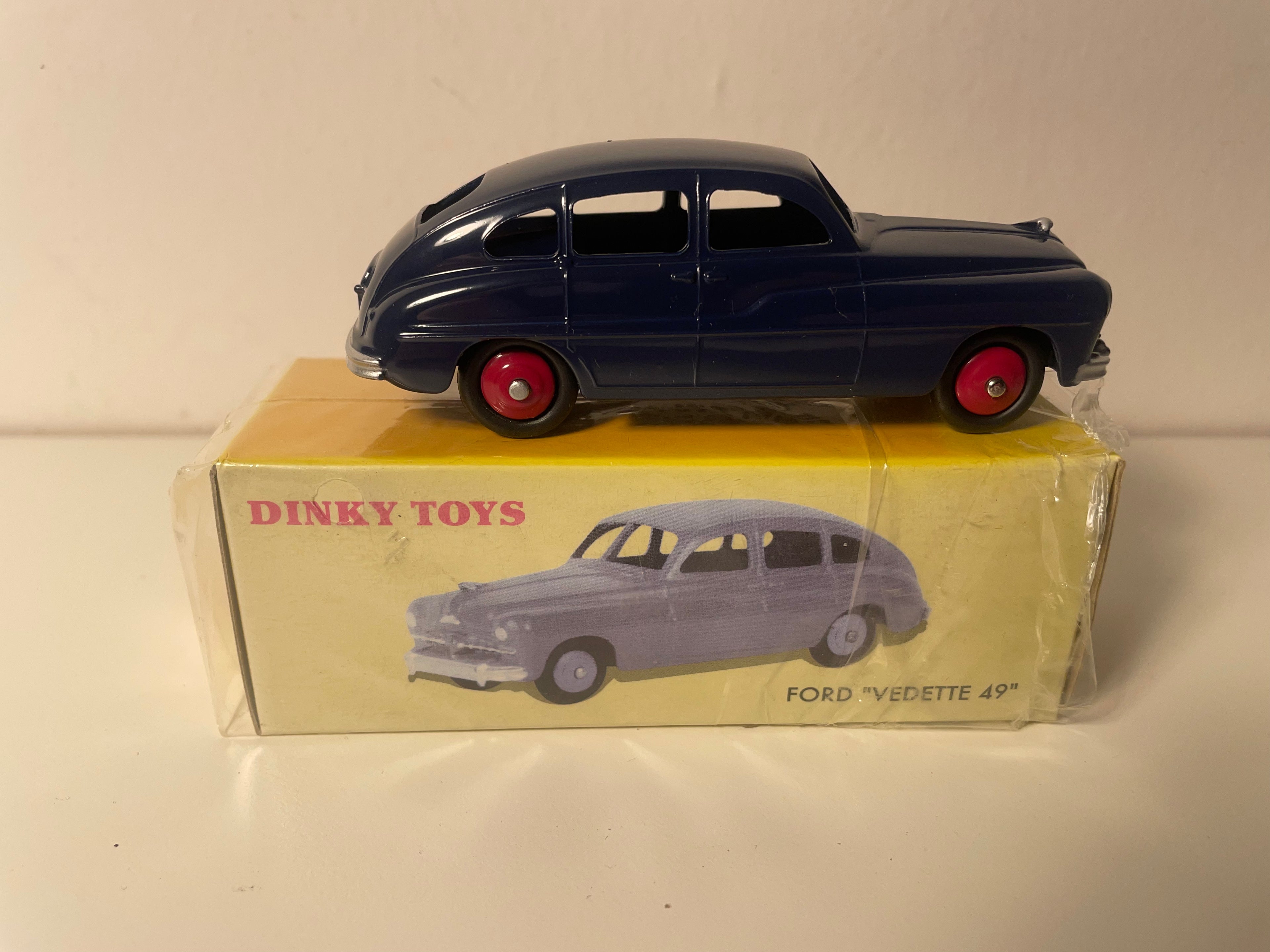 Ciemnoniebieski Ford Vedette 49 Dinky-Toys (Editions Atlas)