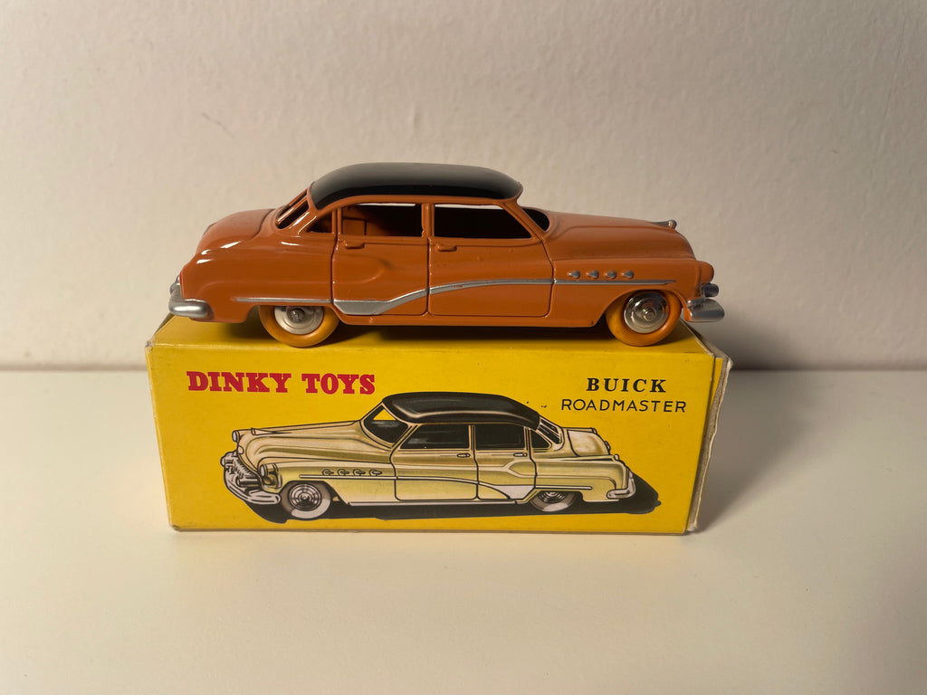 Buick Roadmaster rose saumoné? et toit noir Dinky-Toys (Editions Atlas) - N°24V