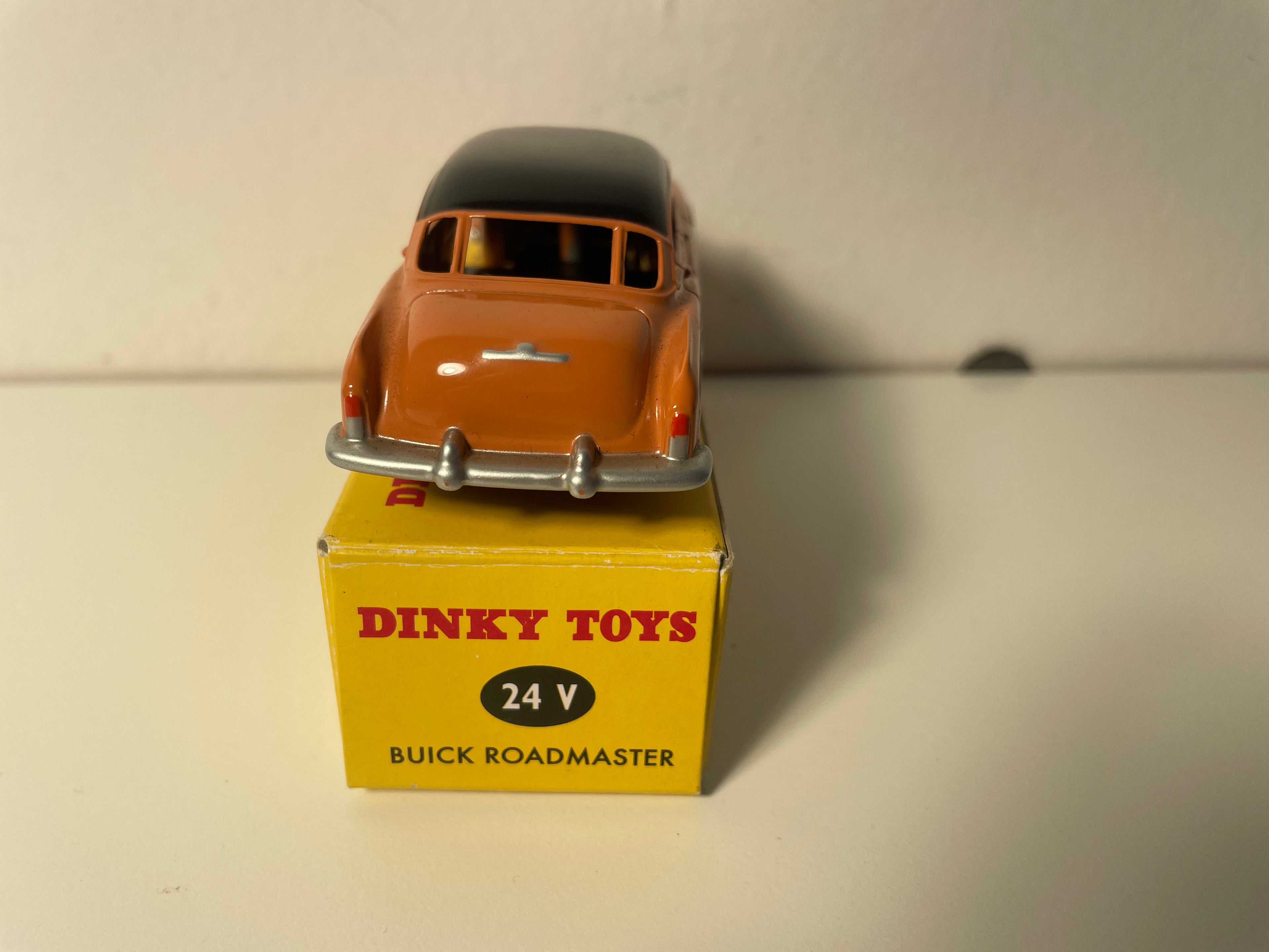 Buick Roadmaster rose saumoné? et toit noir Dinky-Toys (Editions Atlas) - N°24V