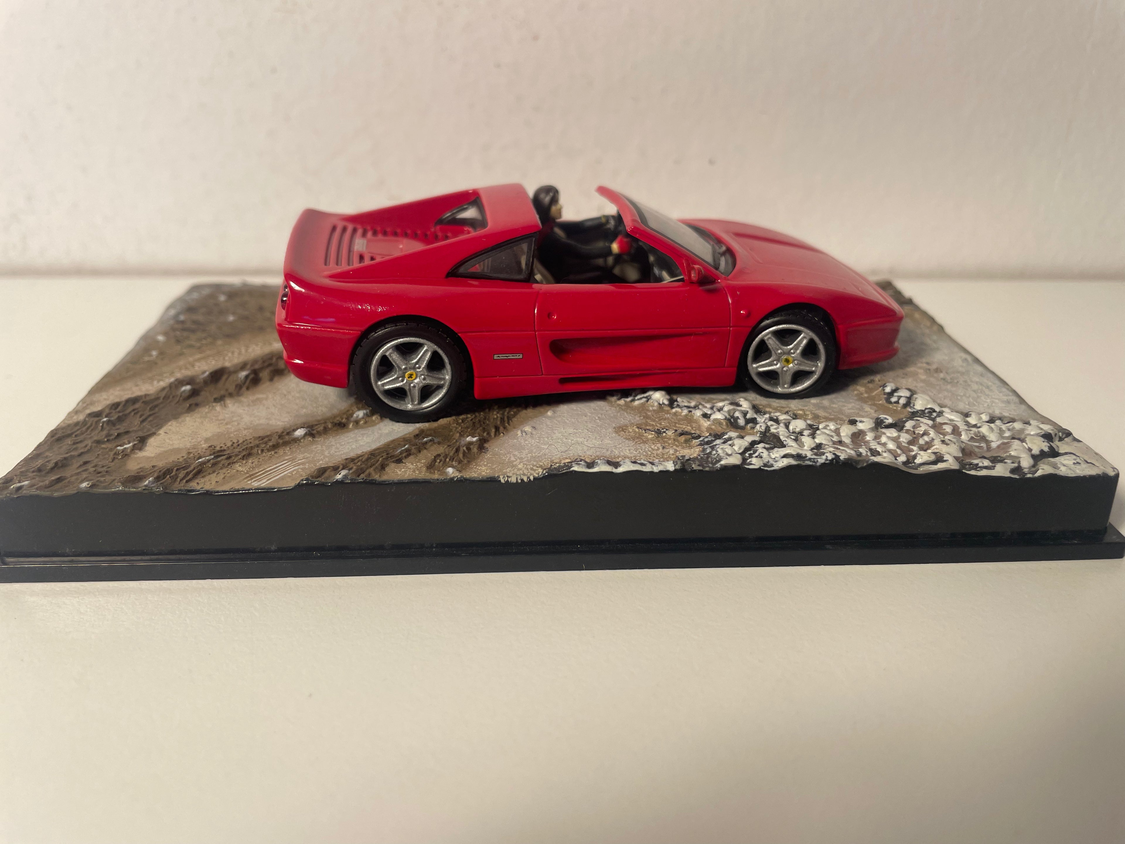 Ferrari F 355 GTS rout - JAMES BOND - GOLDENEYE