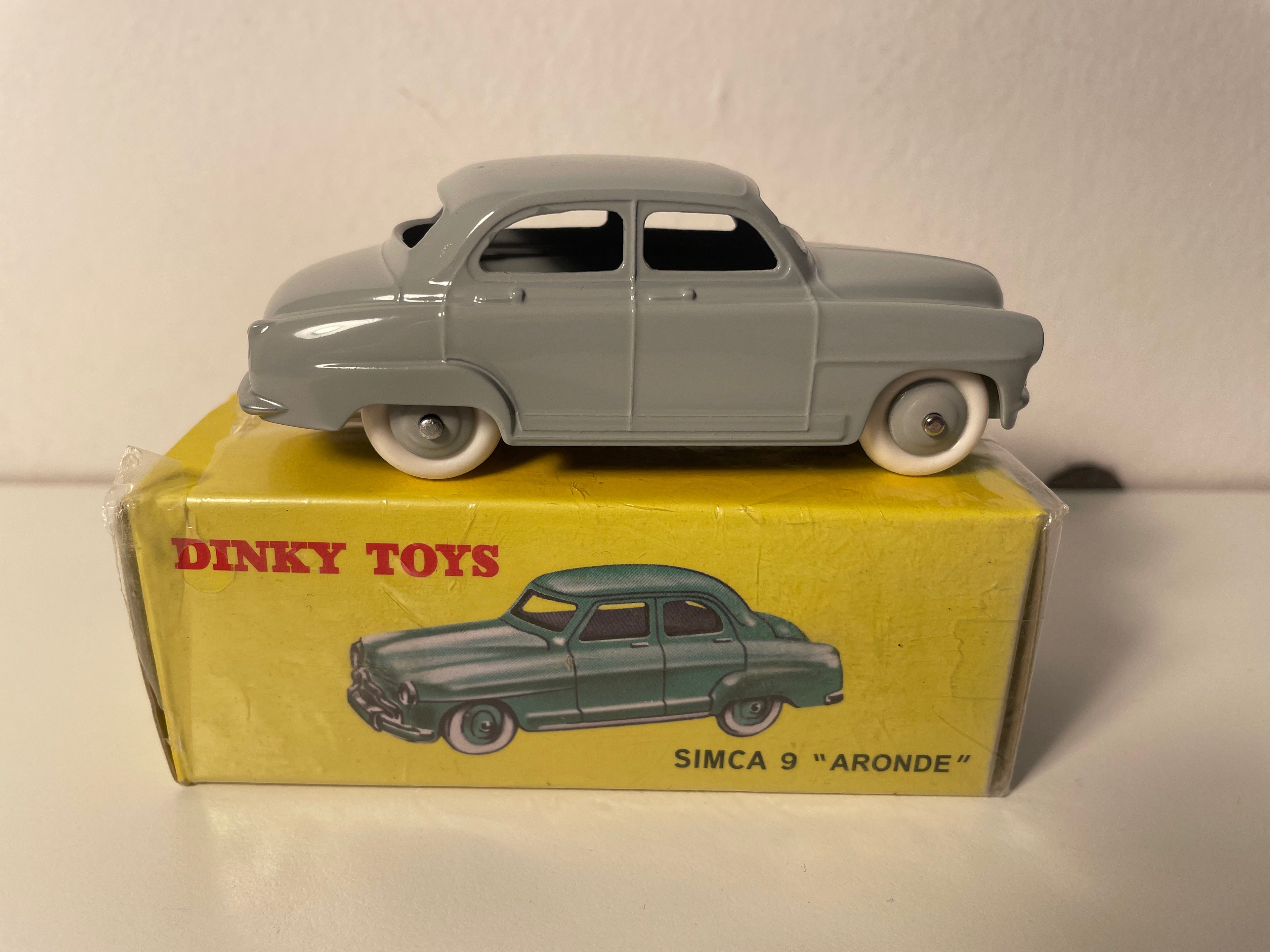 Simca 9 Aronde szary Dinky-Toys (Atlas wydań)