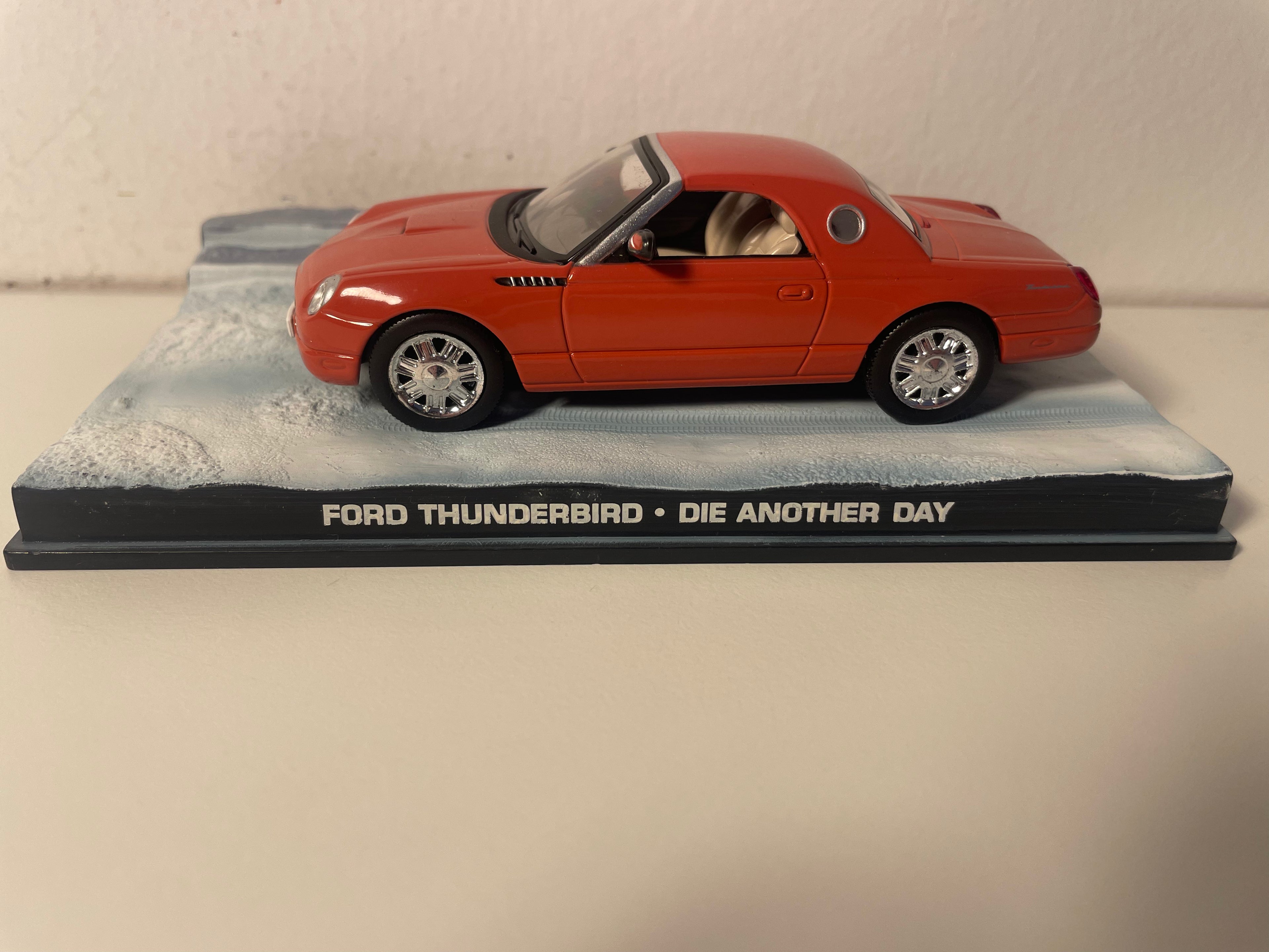 Braune Ford Thunderbird - JAMES BOND - STIERWEN AN EEN ANERT DAG