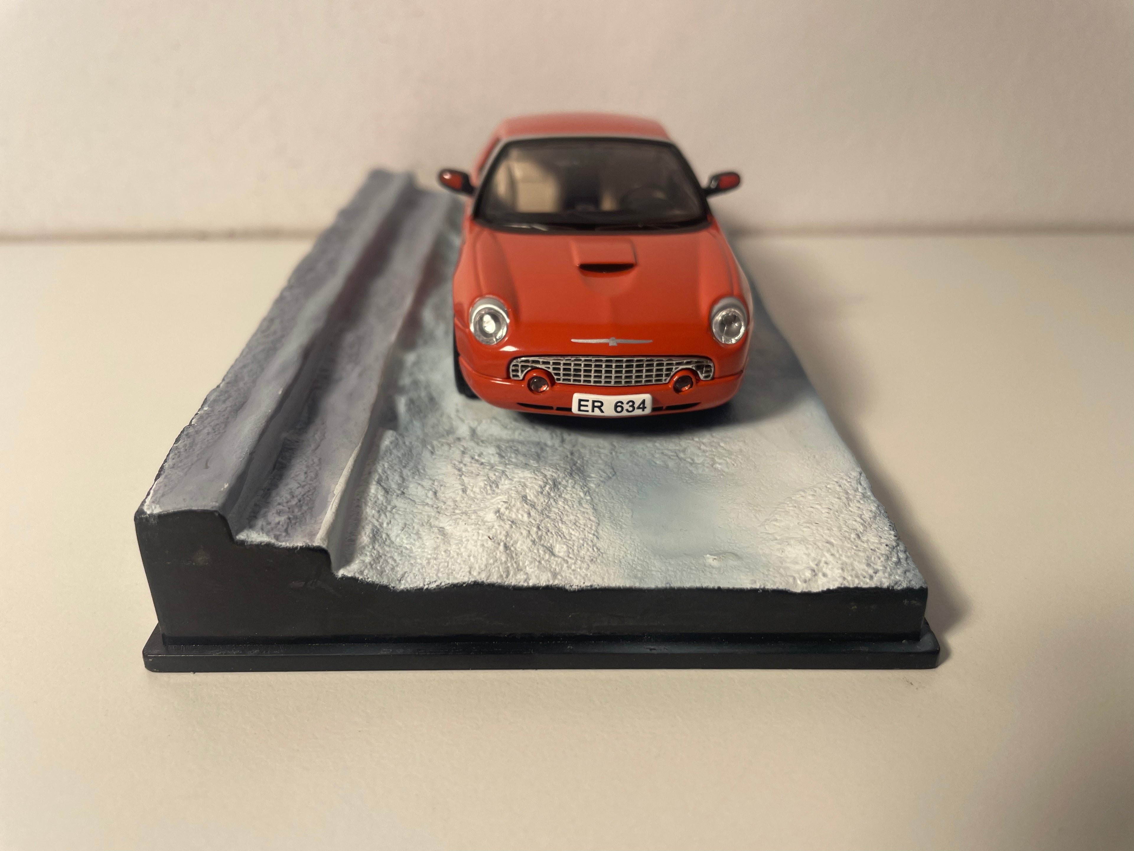 Braune Ford Thunderbird - JAMES BOND - STIERWEN AN EEN ANERT DAG
