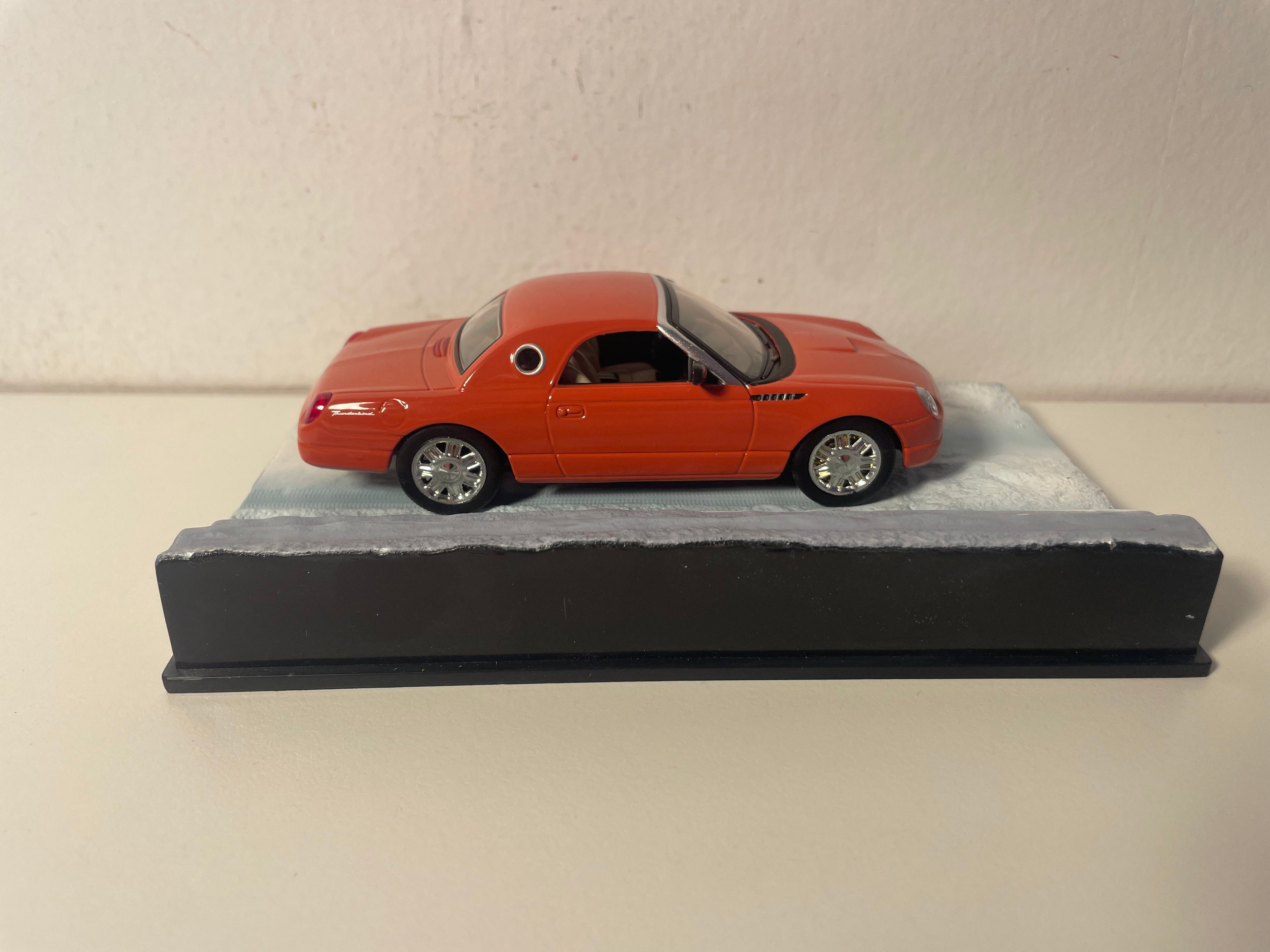 Braune Ford Thunderbird - JAMES BOND - STIERWEN AN EEN ANERT DAG