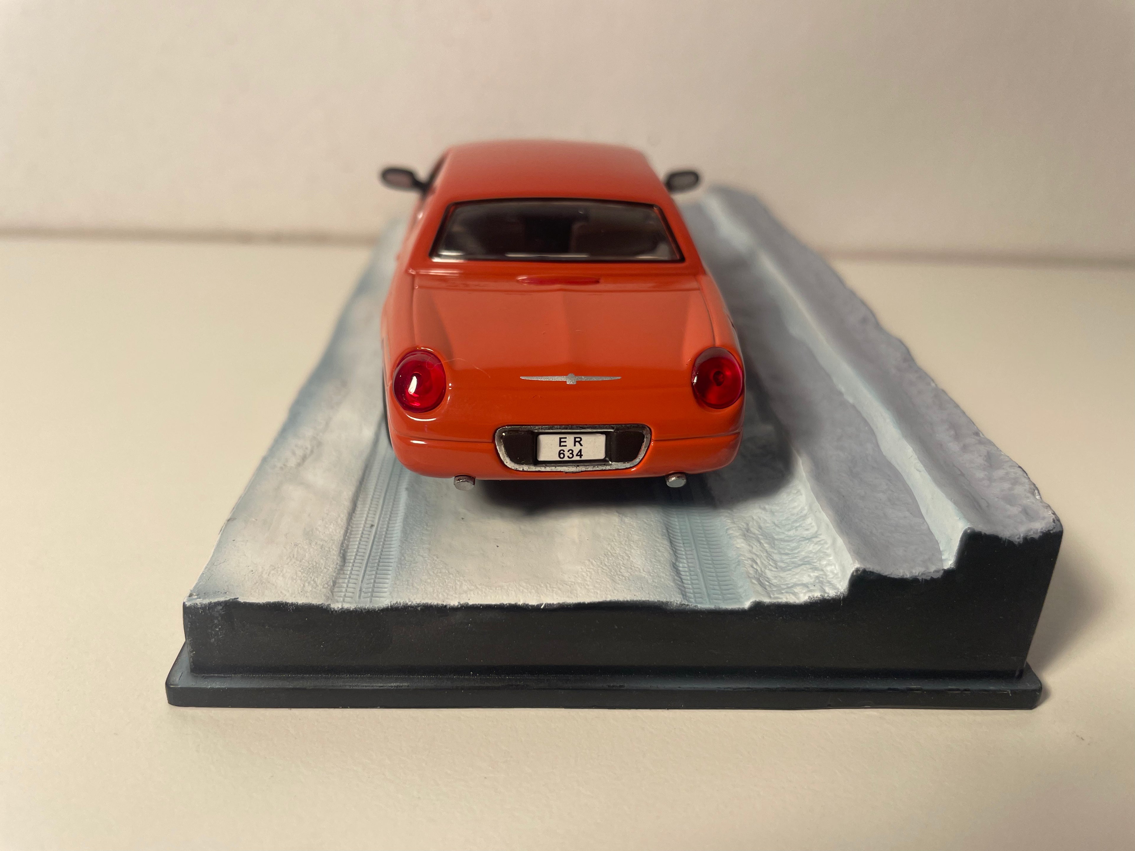 Braune Ford Thunderbird - JAMES BOND - STIERWEN AN EEN ANERT DAG