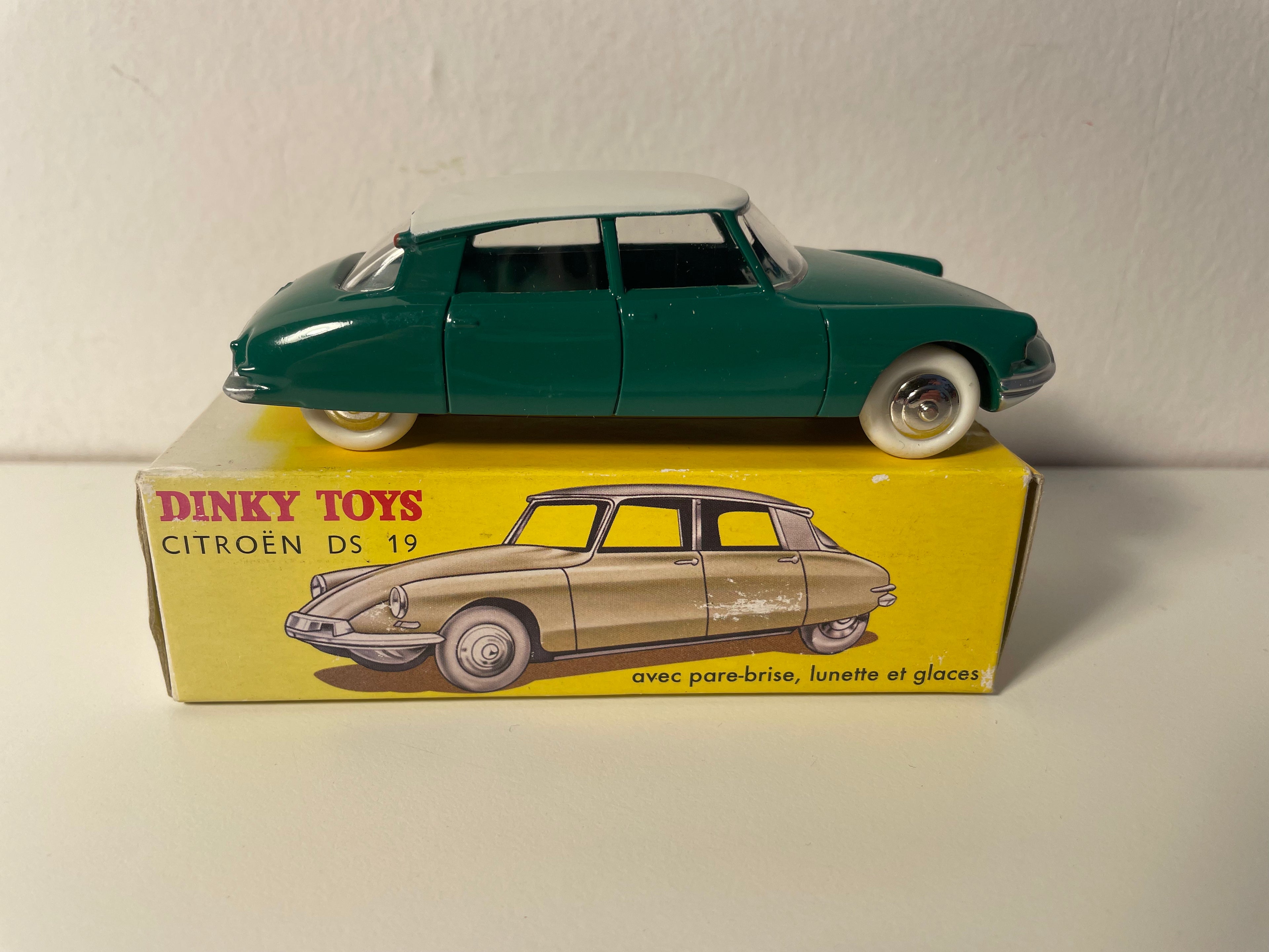 Citroën DS 19 tejadilho verde e branco Dinky-Toys (Edições Atlas)