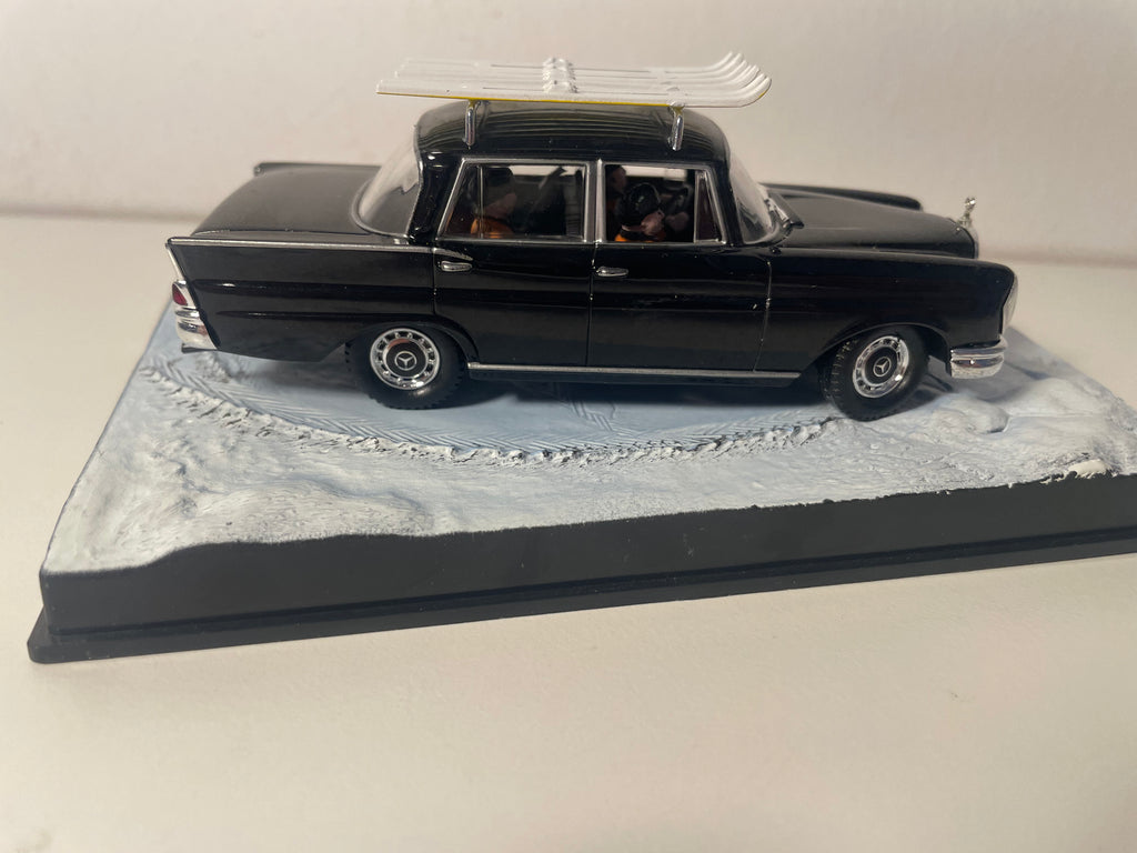 Mercedes-Benz 220S noire - JAMES BOND - AU SERVICE SECRET DE SA MAJESTE (On her majesty's secret service)
