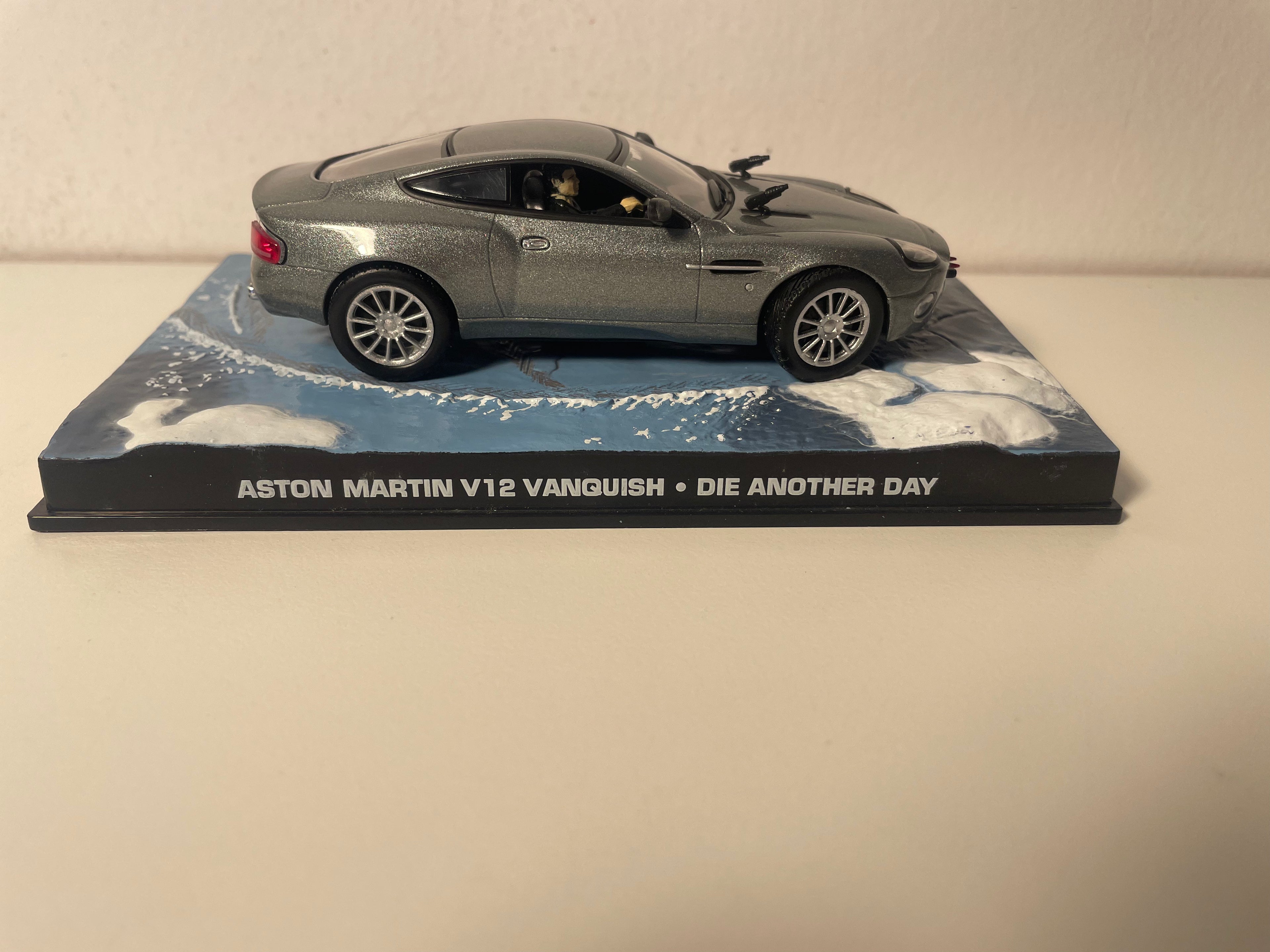 Aston Martin V12 Vanquish - JAMES BOND - STIERWEN AN EEN ANERT DAG
