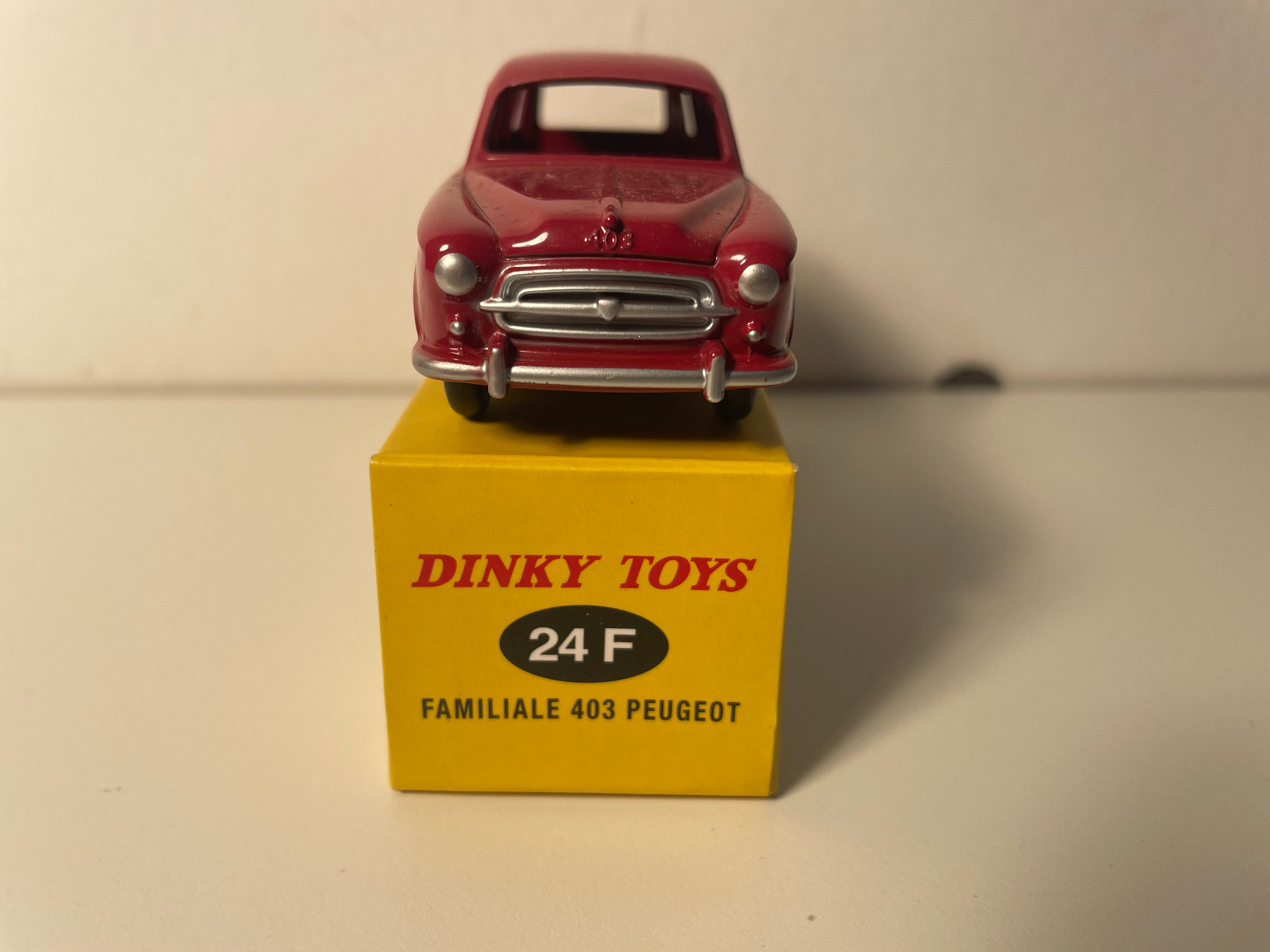 Peugeot 403 gezinsauto bordeauxrood Dinky-Toys (Editions Atlas)