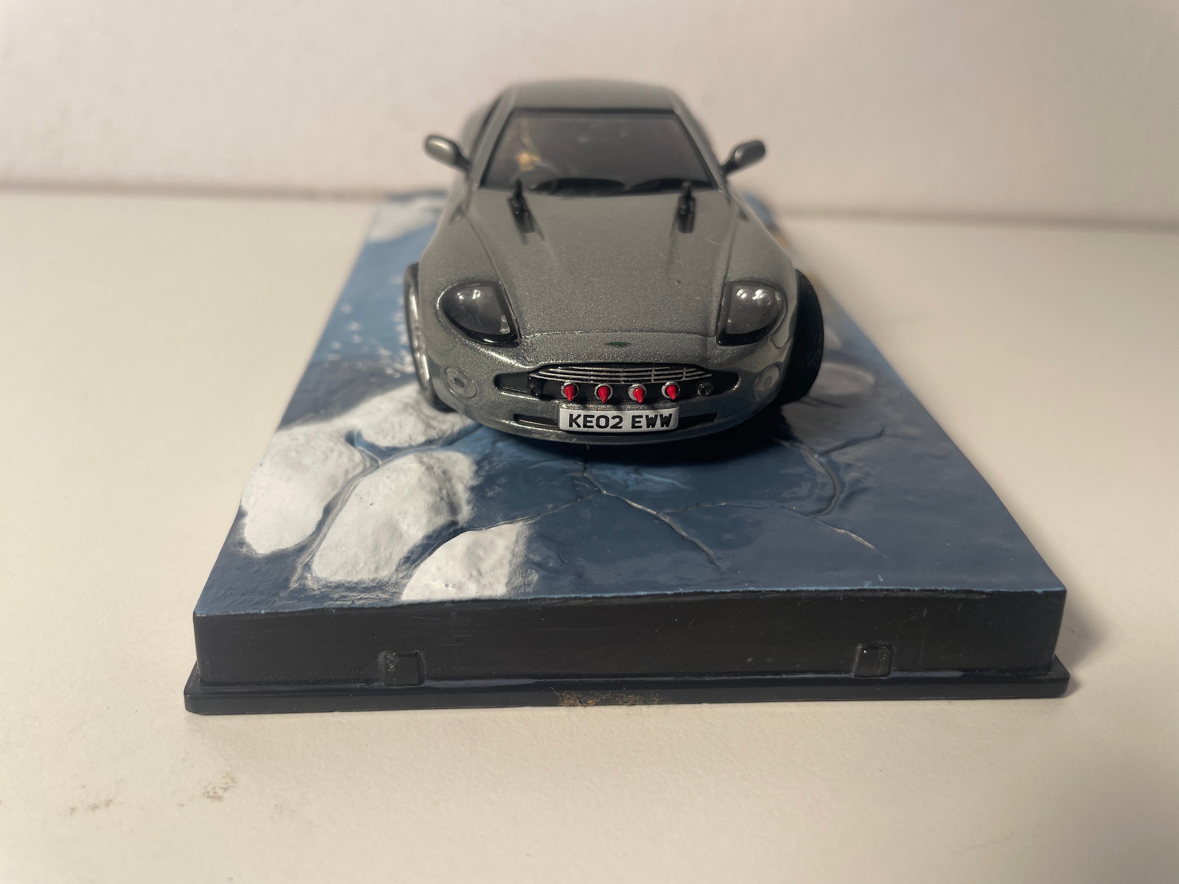 Aston Martin V12 Vanquish - JAMES BOND - STIERWEN AN EEN ANERT DAG