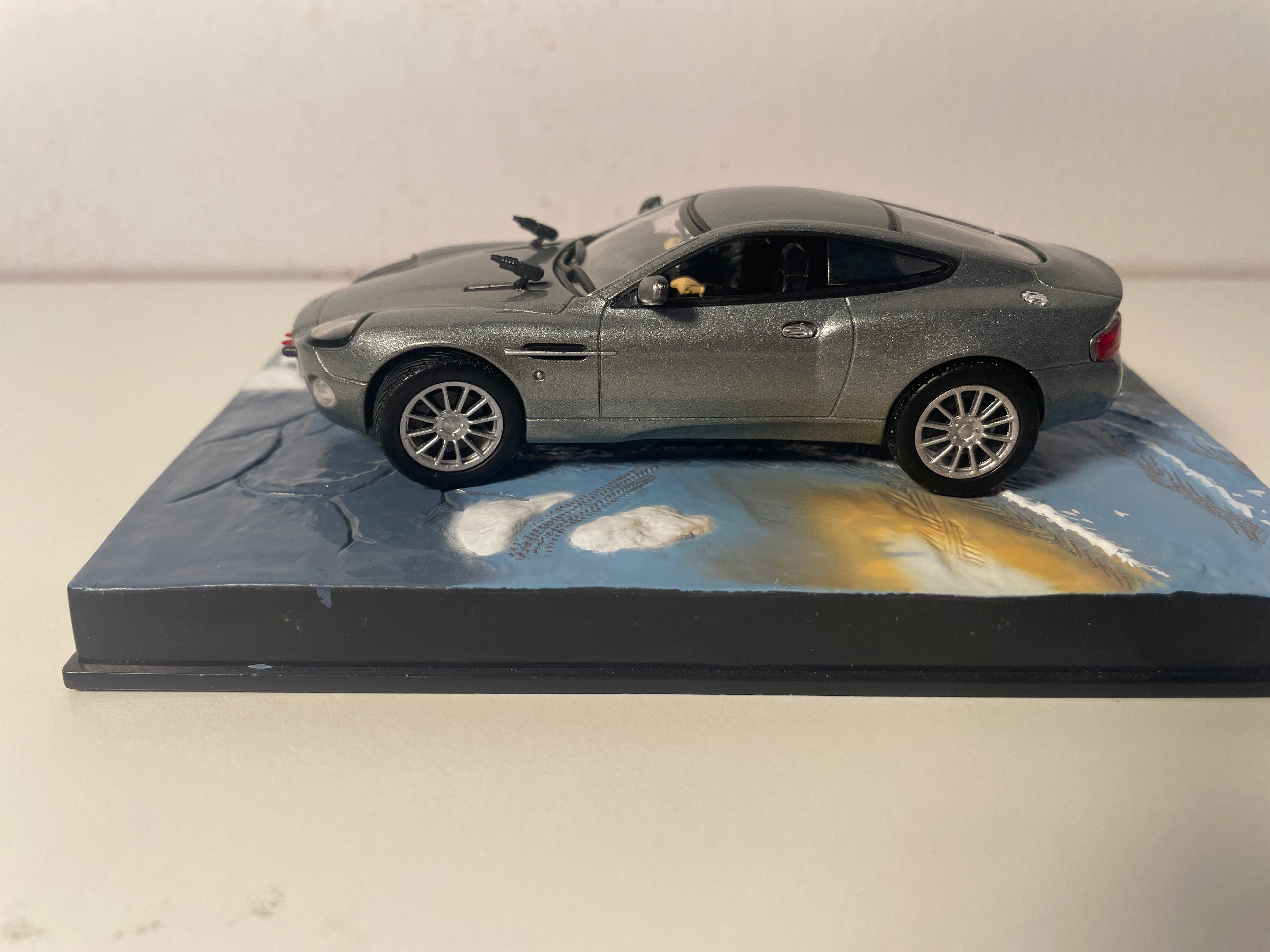 Aston Martin V12 Vanquish - JAMES BOND - STIERWEN AN EEN ANERT DAG