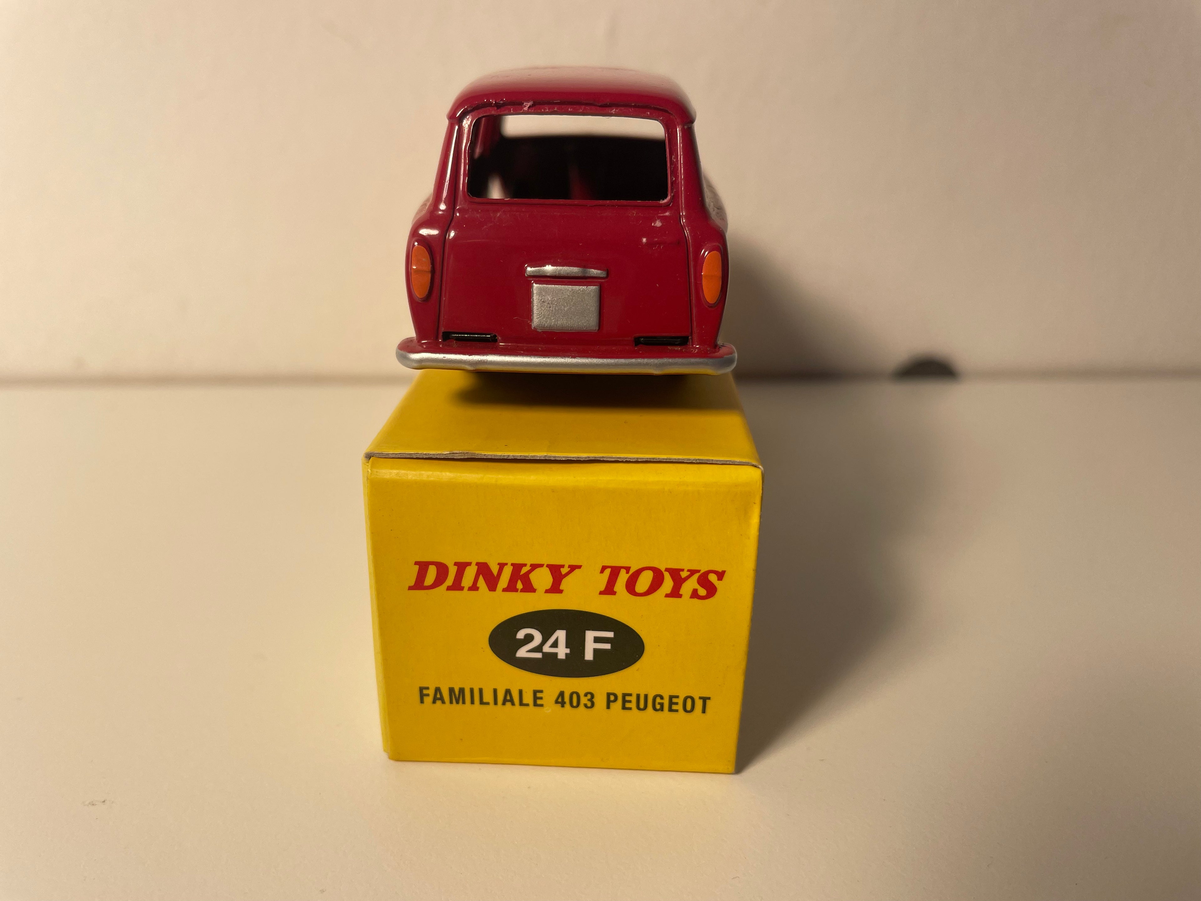 Peugeot 403 gezinsauto bordeauxrood Dinky-Toys (Editions Atlas)