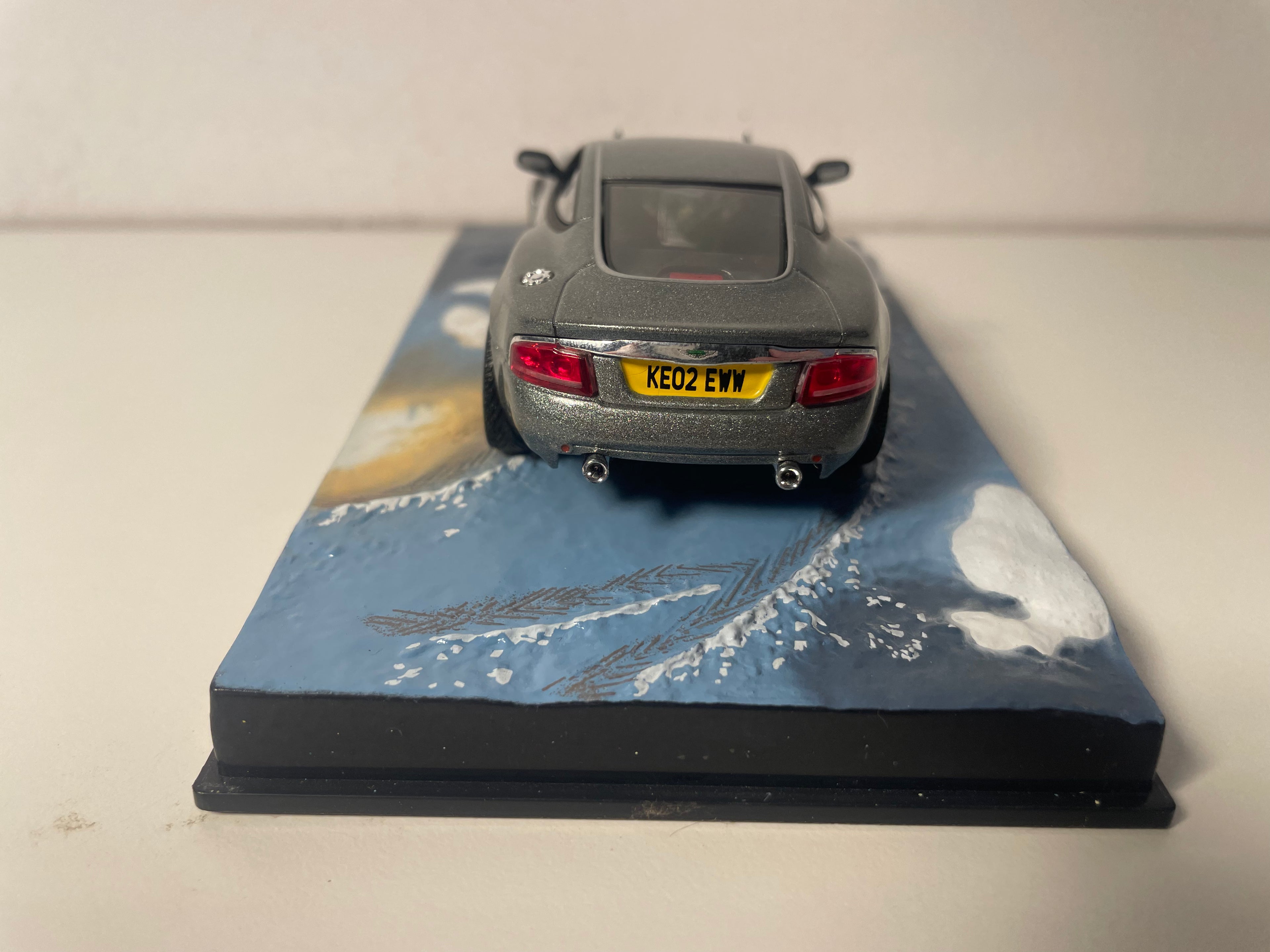 Aston Martin V12 Vanquish - JAMES BOND - STIERWEN AN EEN ANERT DAG