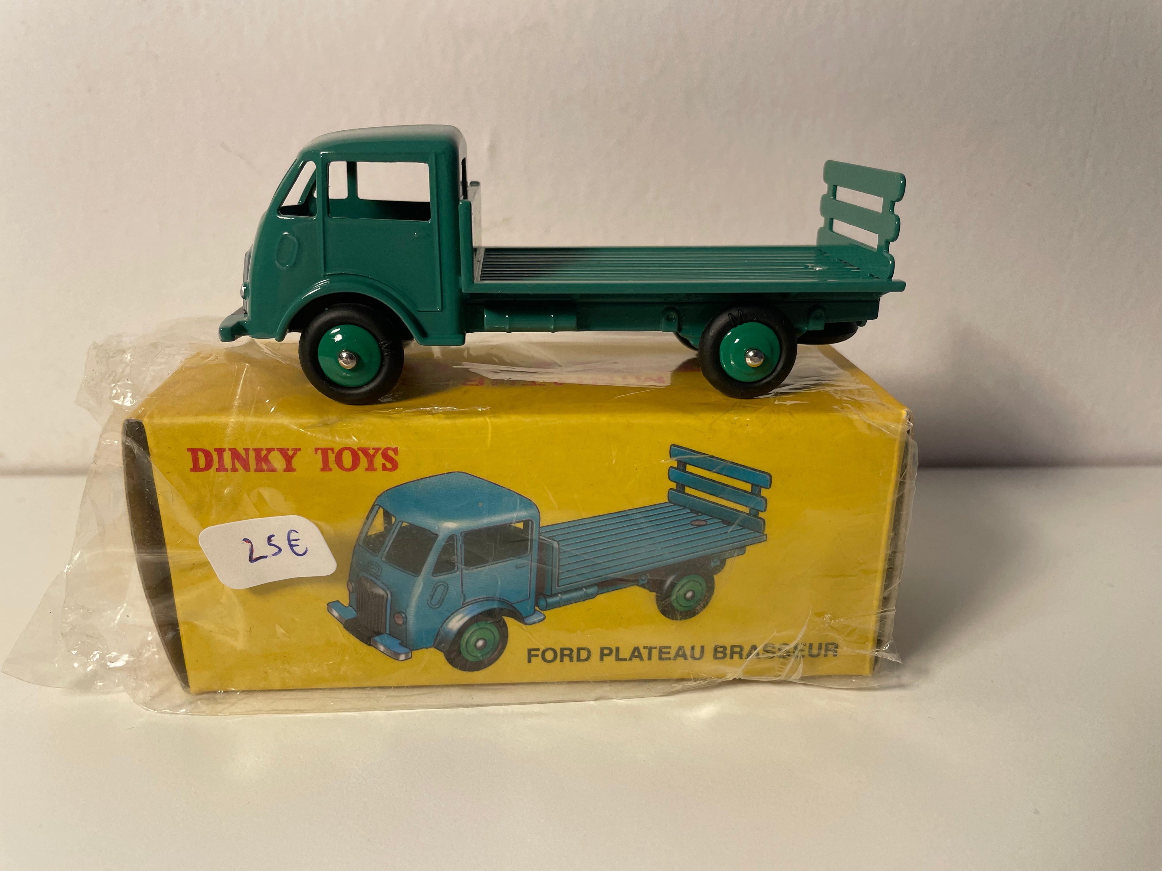 Camión hormigonera Ford verde de Dinky-Toys (Ediciones Atlas)