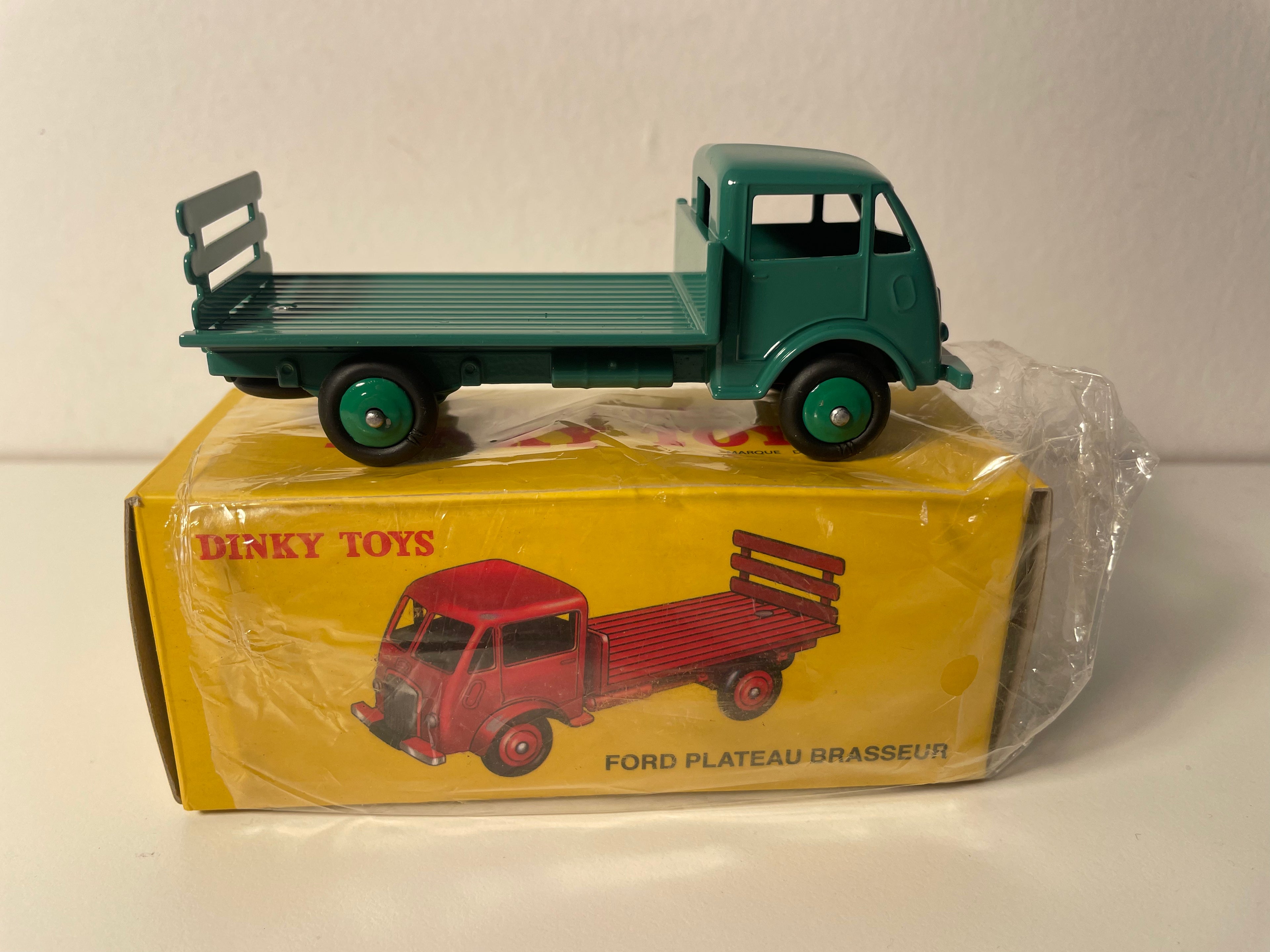 Camión hormigonera Ford verde de Dinky-Toys (Ediciones Atlas)