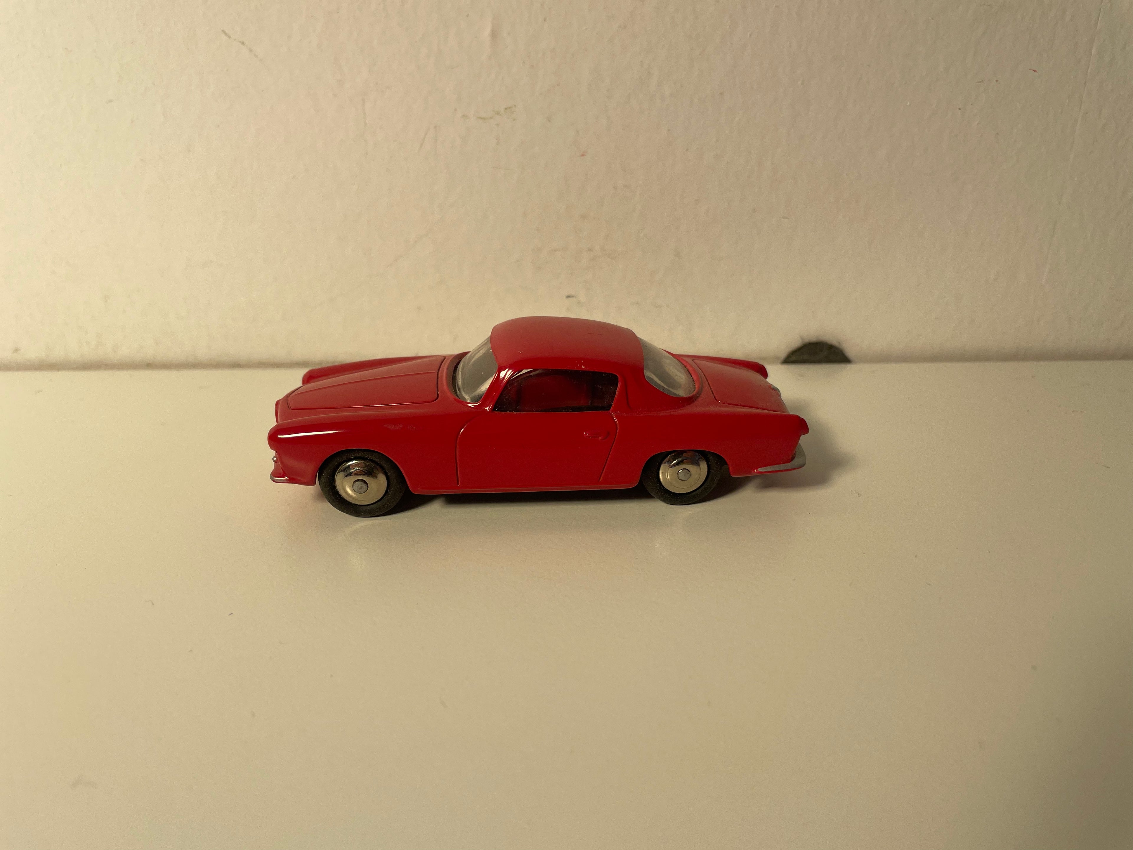 Alfa Romeo coupé rossa Dinky-Toys (Edizioni Atlas)