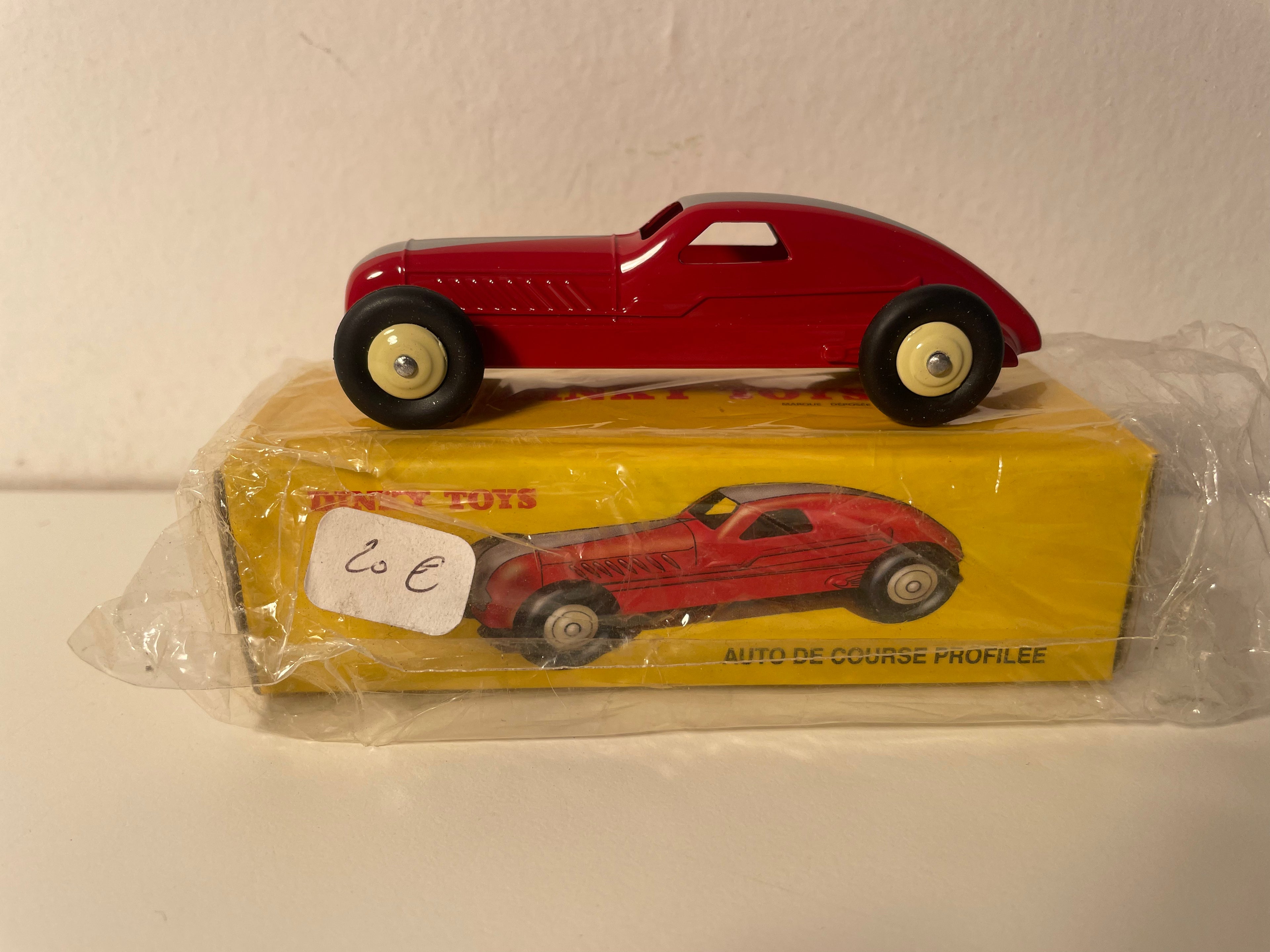 Coche de carreras aerodinámico rojo y gris de Dinky-Toys (Ediciones Atlas)