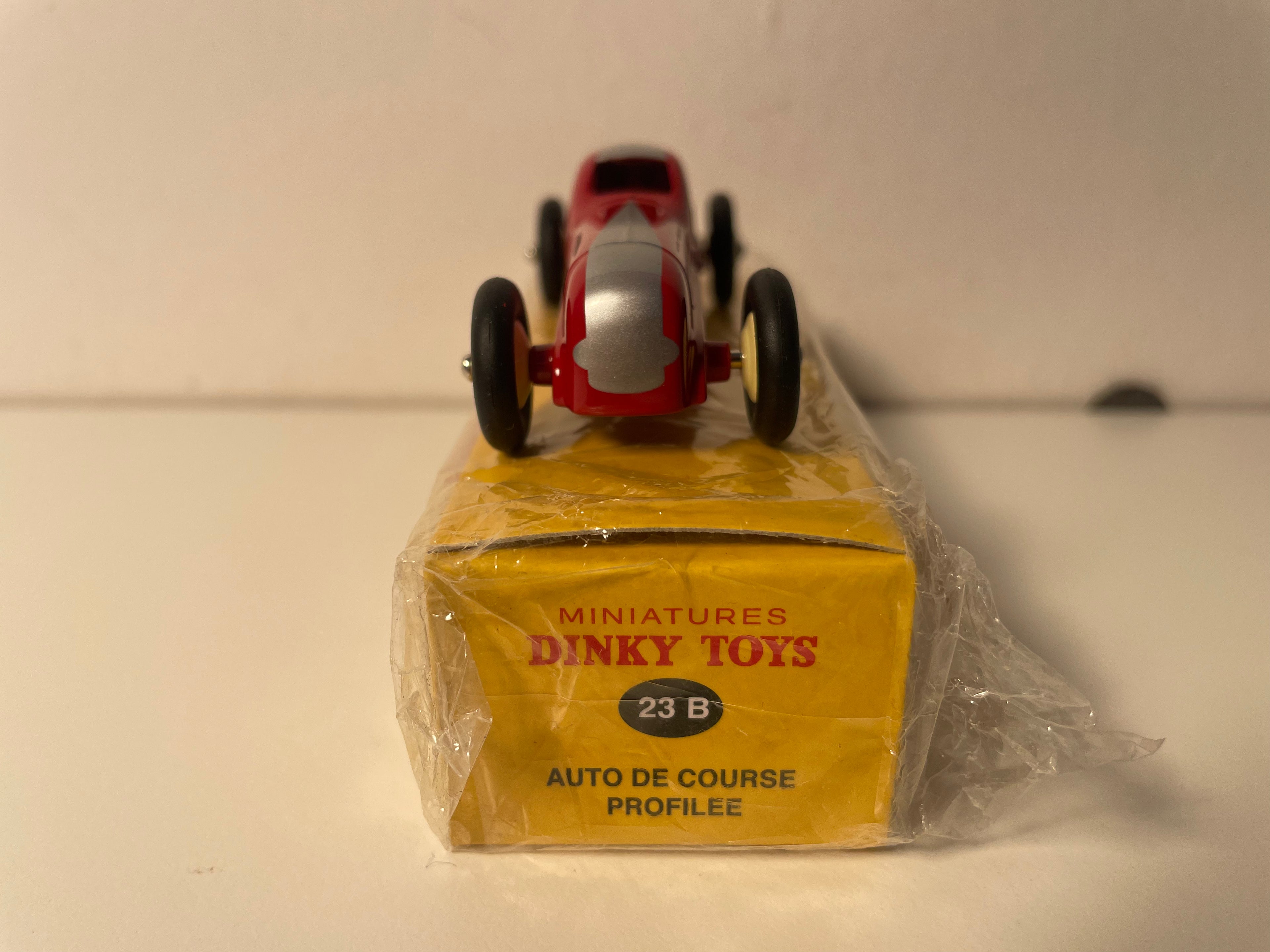 Coche de carreras aerodinámico rojo y gris de Dinky-Toys (Ediciones Atlas)