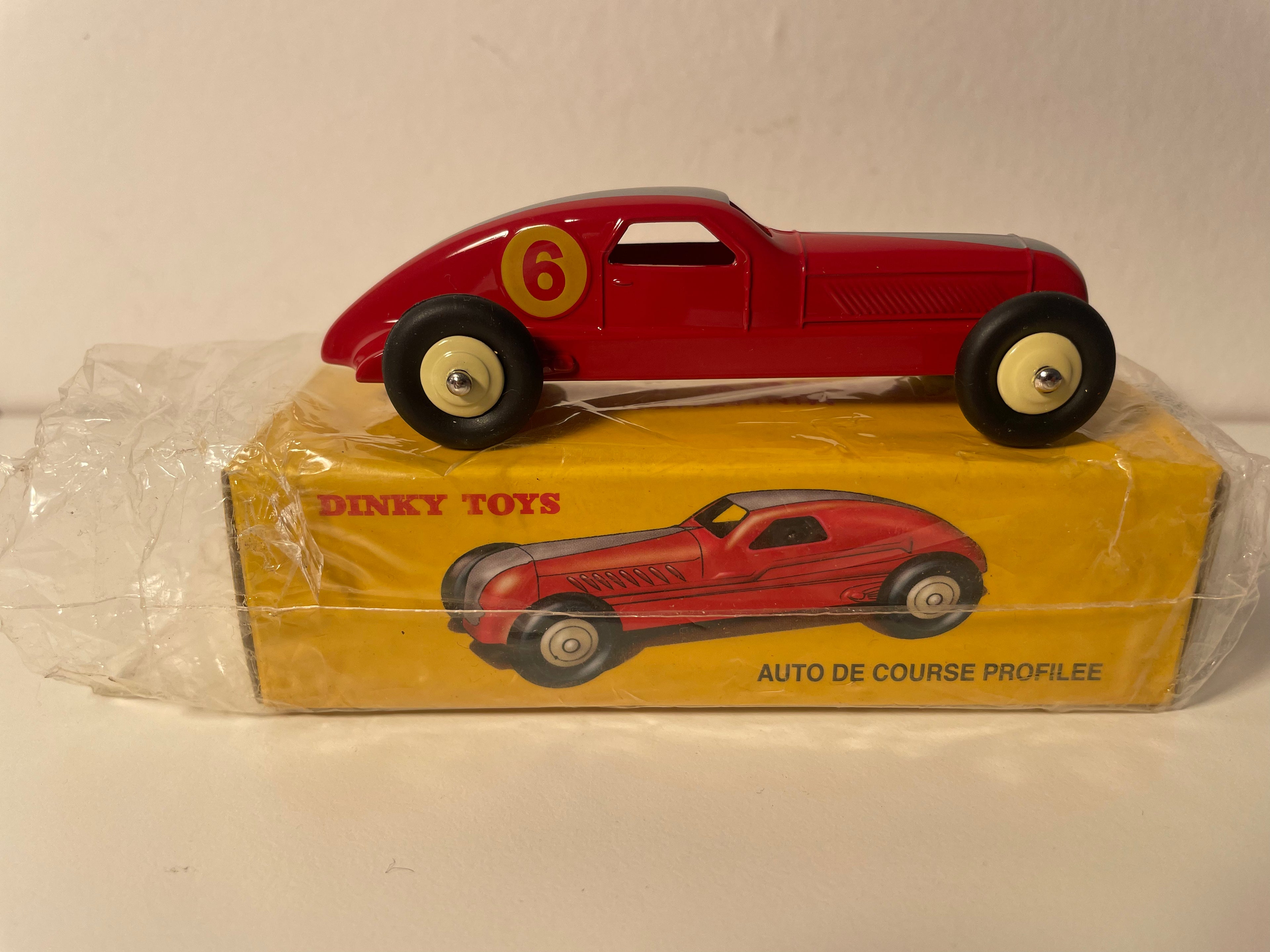 Coche de carreras aerodinámico rojo y gris de Dinky-Toys (Ediciones Atlas)