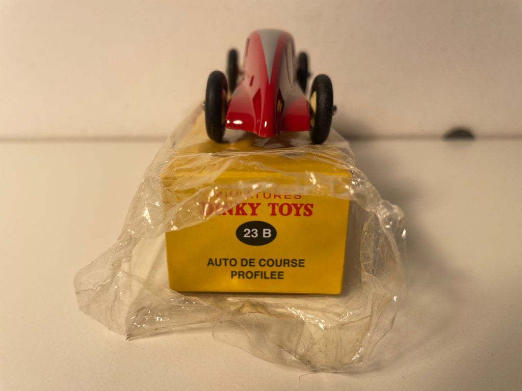 Coche de carreras aerodinámico rojo y gris de Dinky-Toys (Ediciones Atlas)